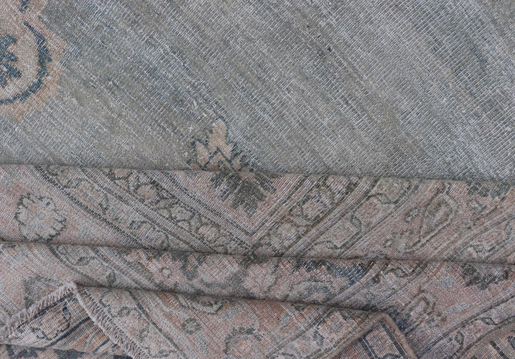 Tapis ancien Khorassan avec médaillon bleu et taupe 9'7 x 13 en vente 8