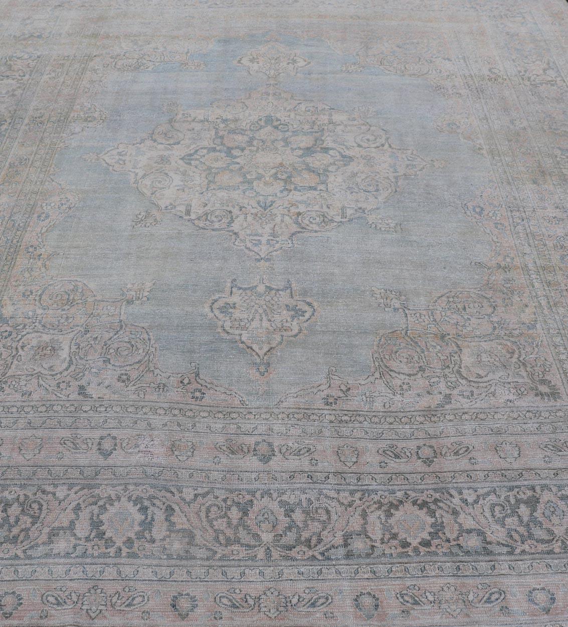 Tapis ancien Khorassan avec médaillon bleu et taupe 9'7 x 13 en vente 9