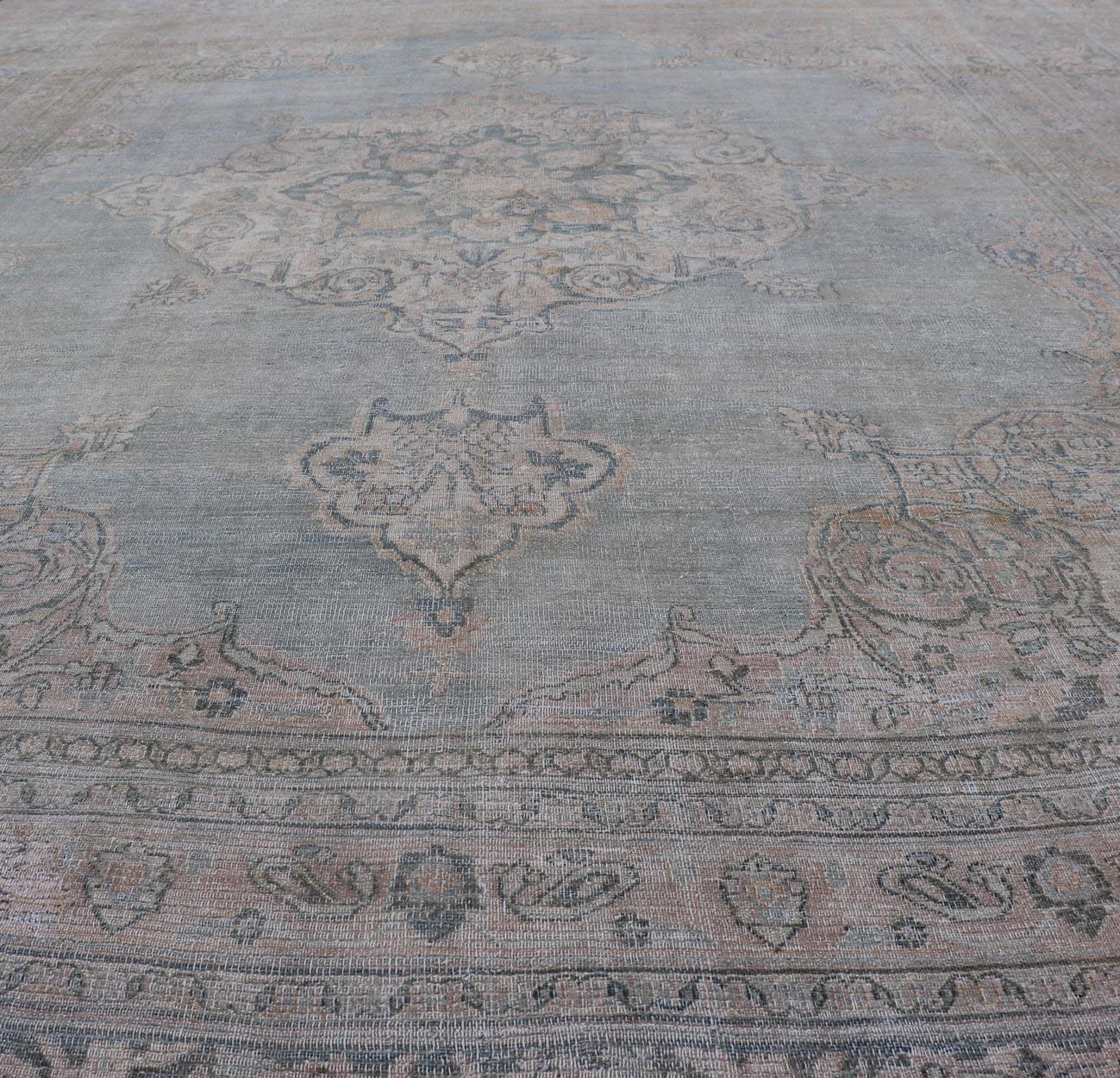 Tapis ancien Khorassan avec médaillon bleu et taupe 9'7 x 13 en vente 10