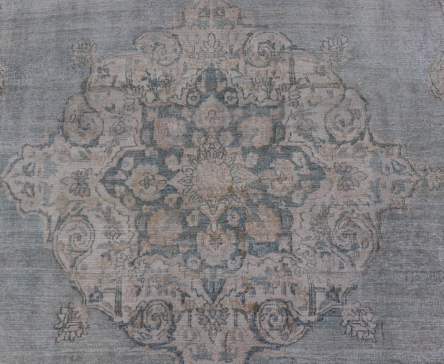 Mesures : 9'7 x 13'0 

Tapis ancien Khorassan avec médaillon bleu et taupe 9'7 x 13. Keivan Woven Arts/ tapis/ R20-0904-178545, pays d'origine / type : Iran / Khorassan, vers 1920.

Un élégant tapis persan ancien de Khorassan présentant une palette