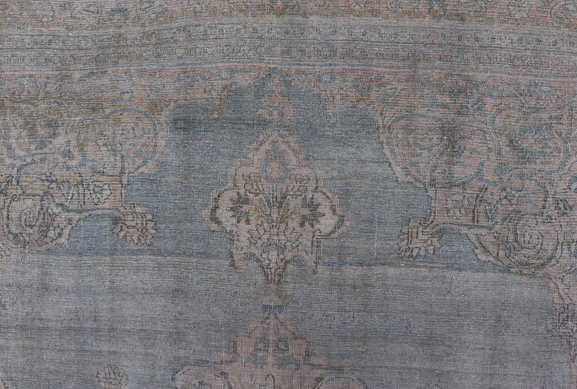 Perse Tapis ancien Khorassan avec médaillon bleu et taupe 9'7 x 13 en vente