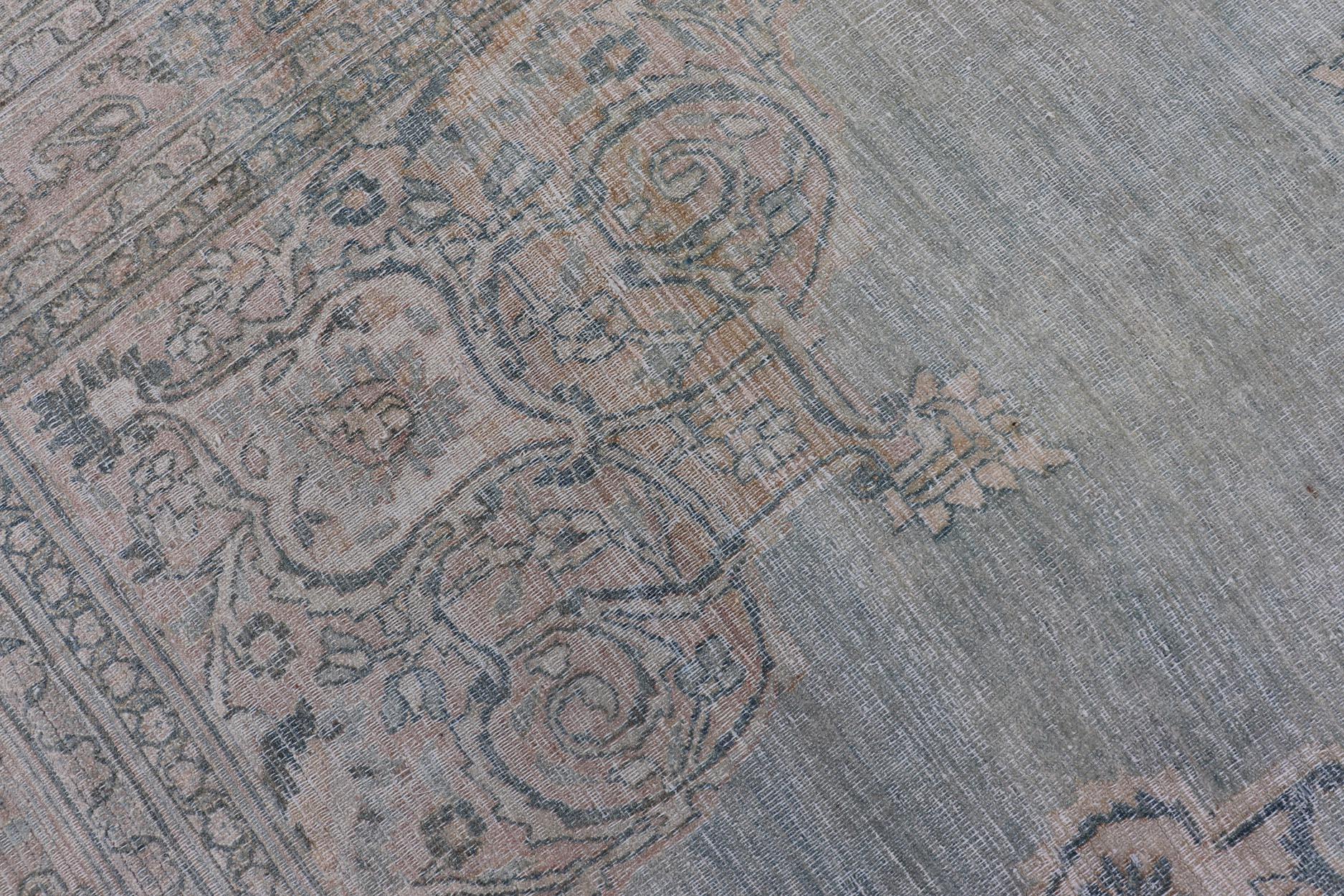 Noué à la main Tapis ancien Khorassan avec médaillon bleu et taupe 9'7 x 13 en vente