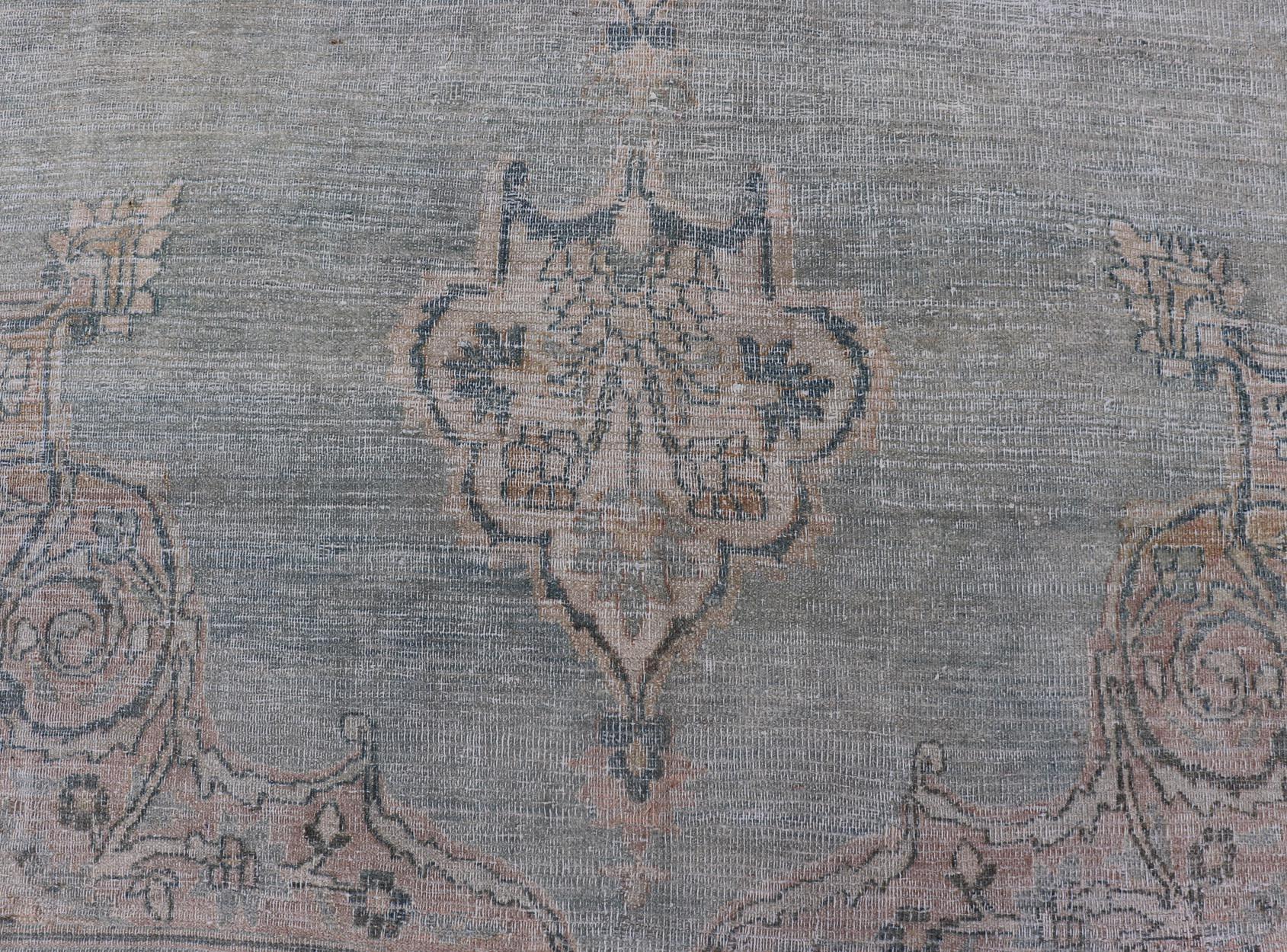 Tapis ancien Khorassan avec médaillon bleu et taupe 9'7 x 13 Bon état - En vente à Atlanta, GA