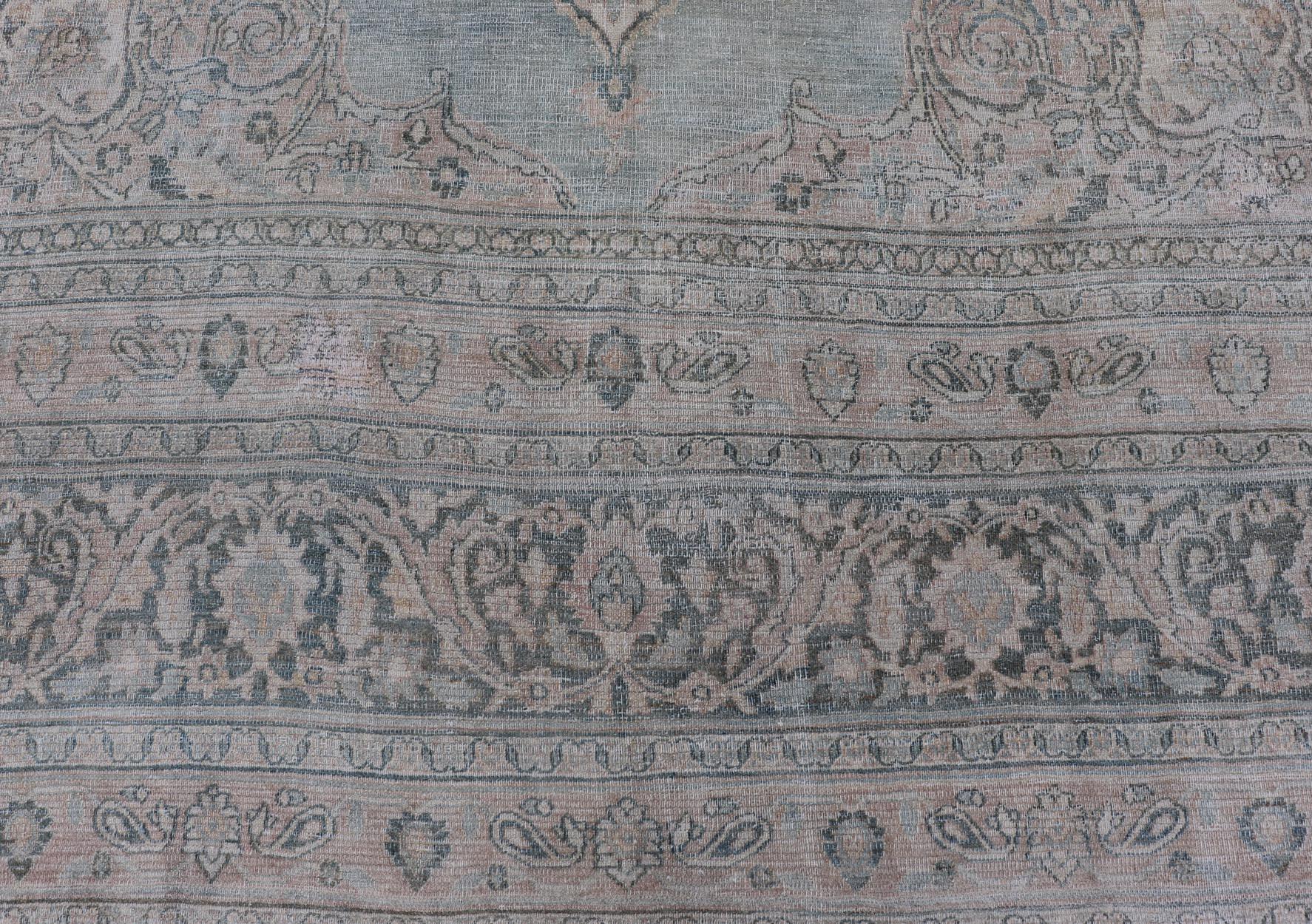 20ième siècle Tapis ancien Khorassan avec médaillon bleu et taupe 9'7 x 13 en vente