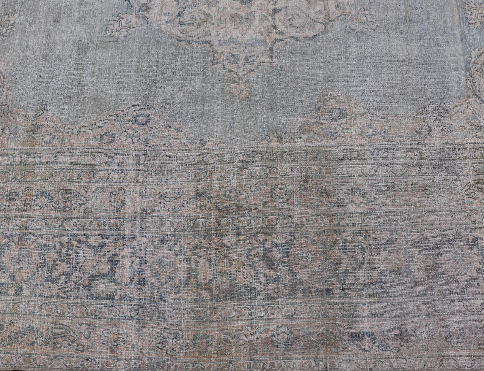 Laine Tapis ancien Khorassan avec médaillon bleu et taupe 9'7 x 13 en vente