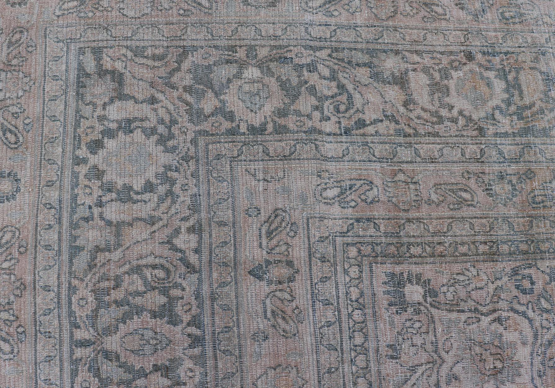 Tapis ancien Khorassan avec médaillon bleu et taupe 9'7 x 13 en vente 1