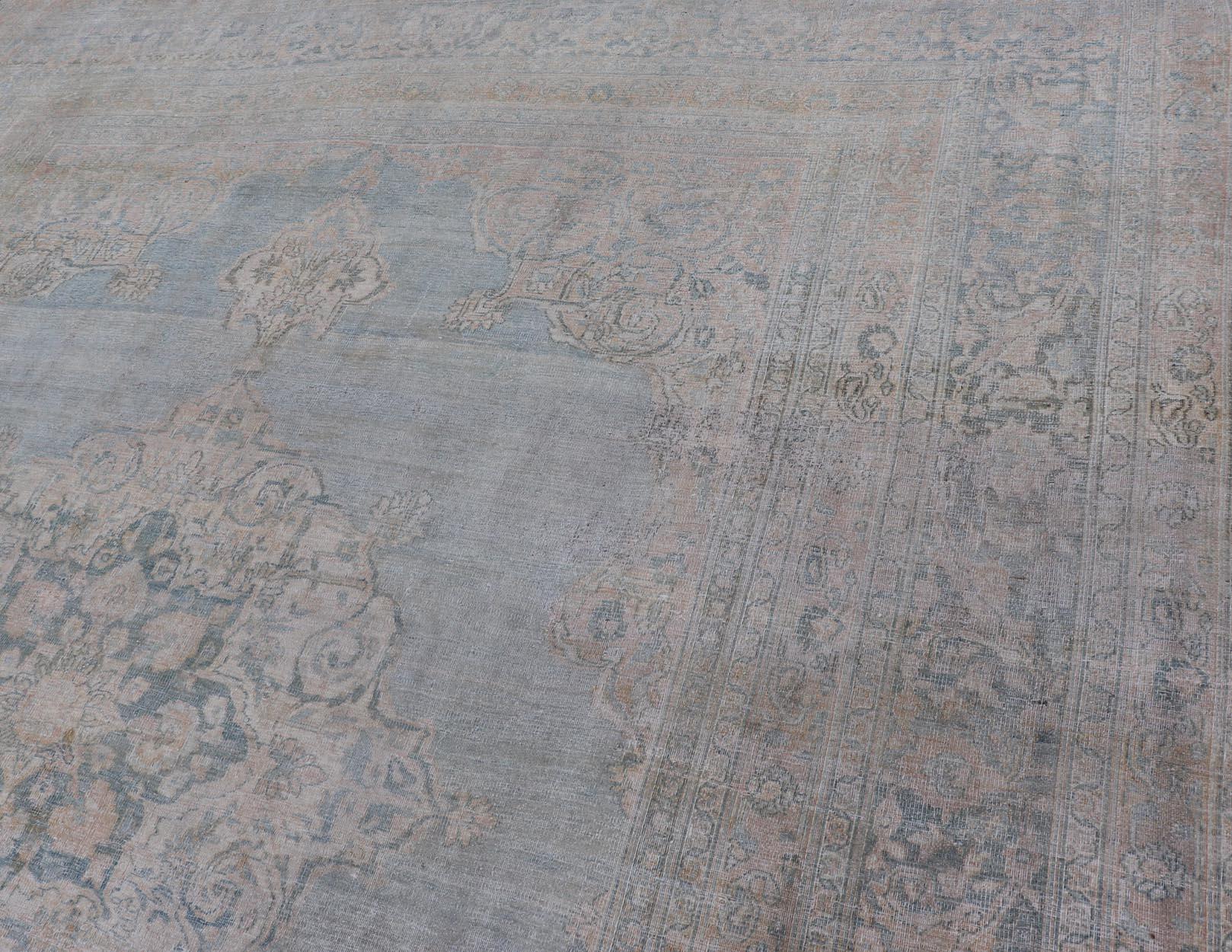 Tapis ancien Khorassan avec médaillon bleu et taupe 9'7 x 13 en vente 2
