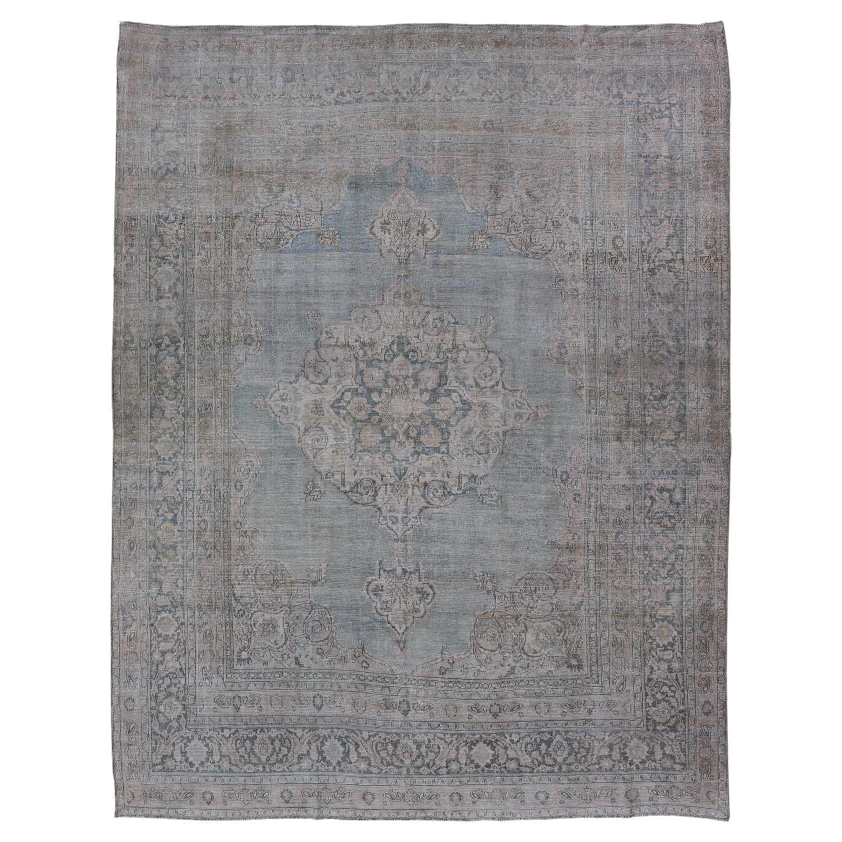 Tapis ancien Khorassan avec médaillon bleu et taupe 9
7 x 13