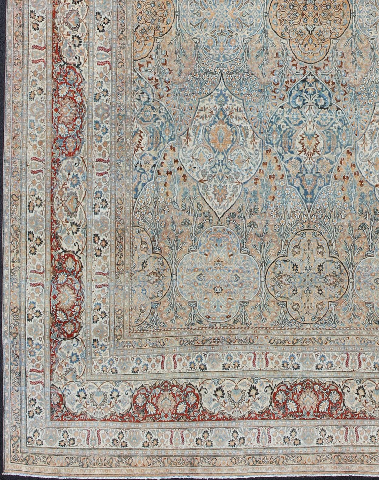 Großer antiker persischer Khorassan-Teppich mit Palmetten und Weinblüten. Keivan Woven Arts / Teppich 21205, Herkunftsland / Art: Iran / Khorassan, um 1920.
Maße: 11'10 x 16'4.
Dieser spektakuläre, antike, fein gewebte persische Khorasan aus dem