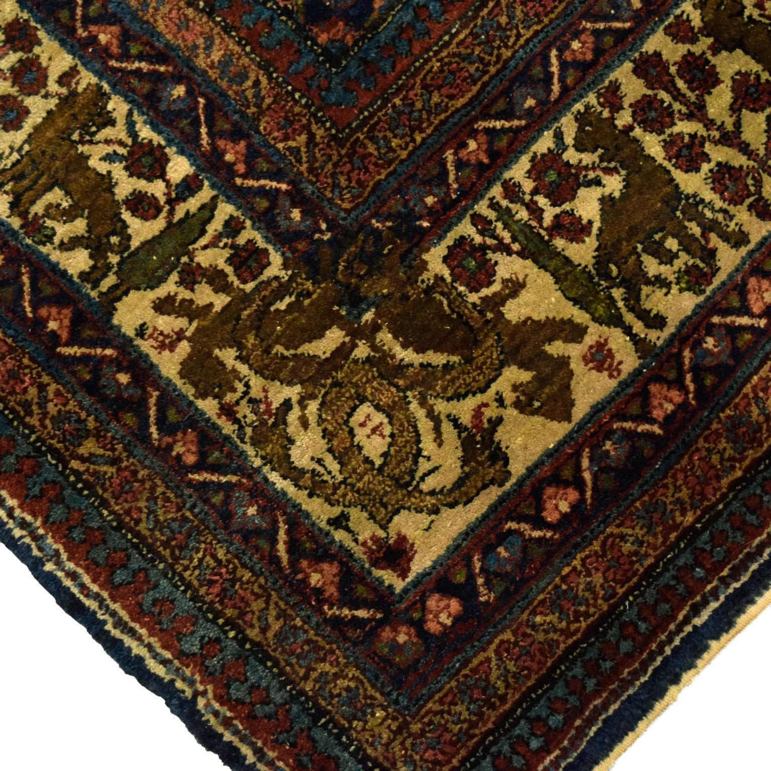 Inizio XX secolo Antico tappeto persiano Khoy in lana del 1900 con colori crema, verde e indaco, 5' x 8'. in vendita