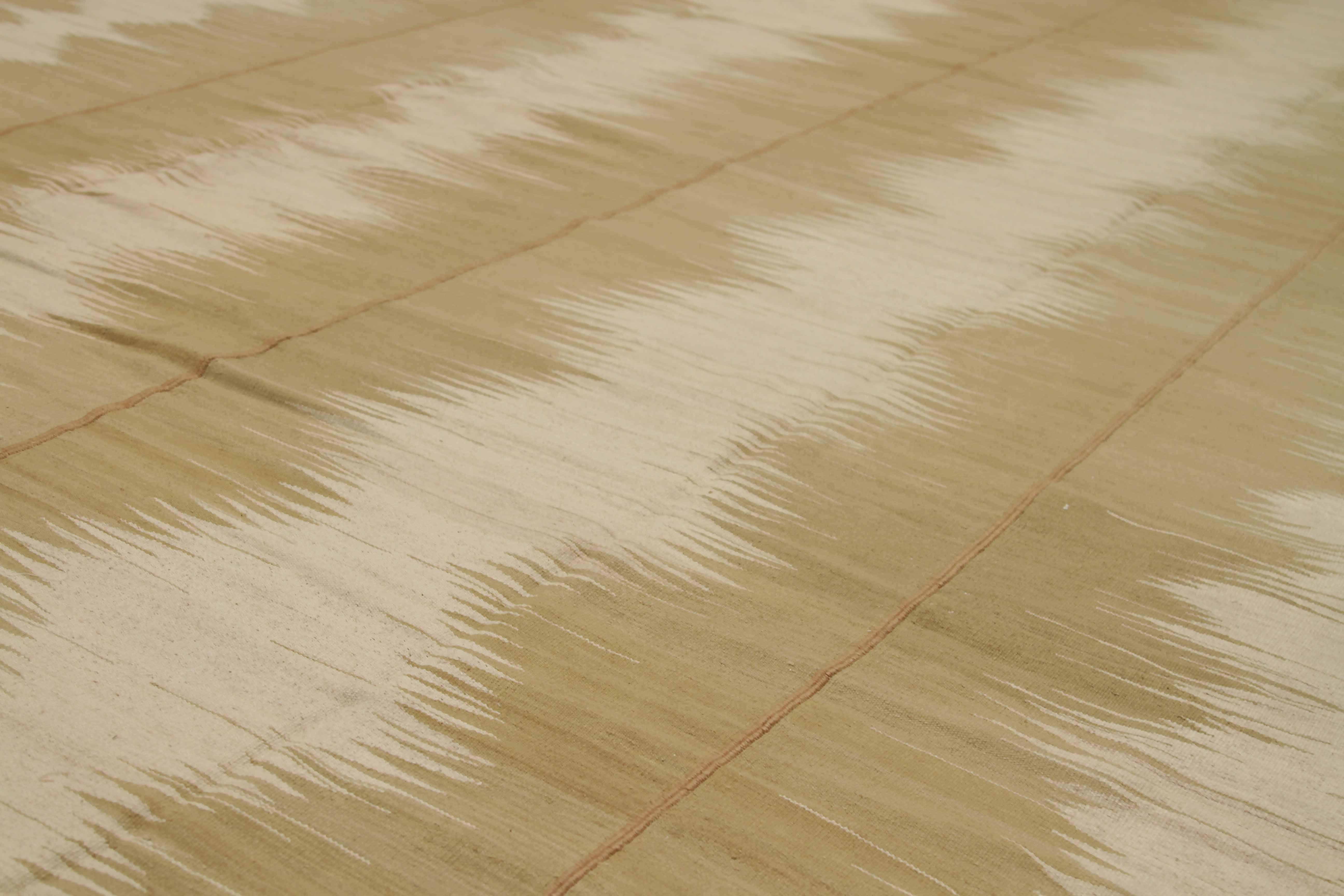 Tissé à la main Tapis persan ancien Kilim avec motif de vague de sauvetage sur terrain brun en vente