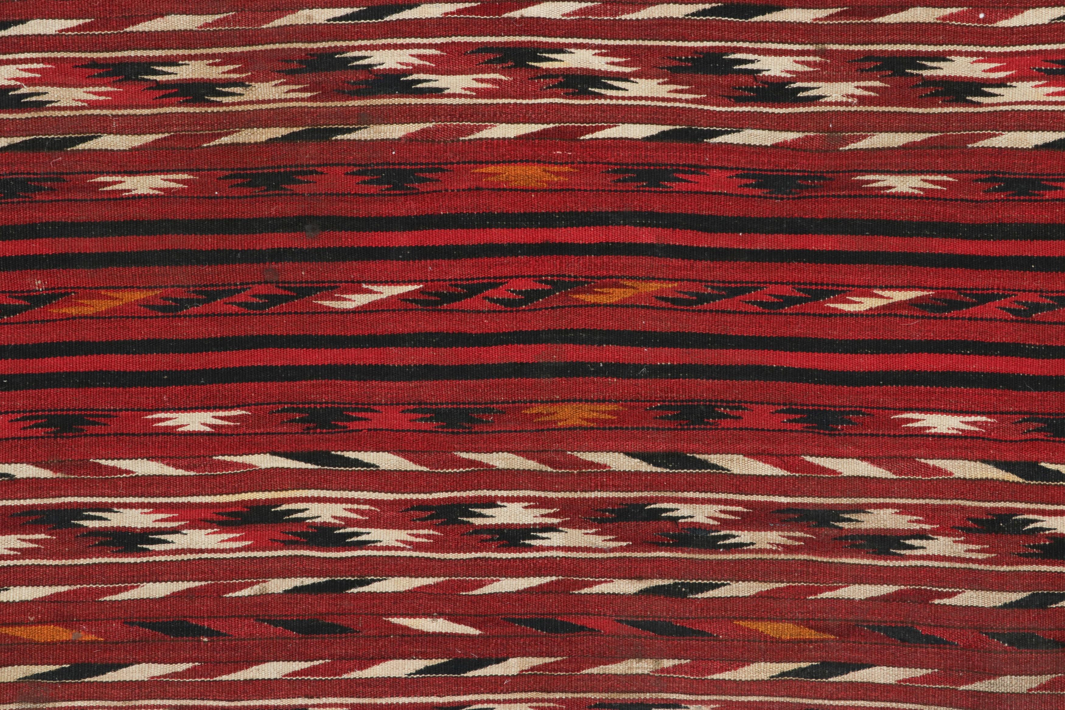 Antiker persischer Kilim-Läufer in Rot mit bunten gezackten Streifen - Rug & Kilim (Persisch) im Angebot