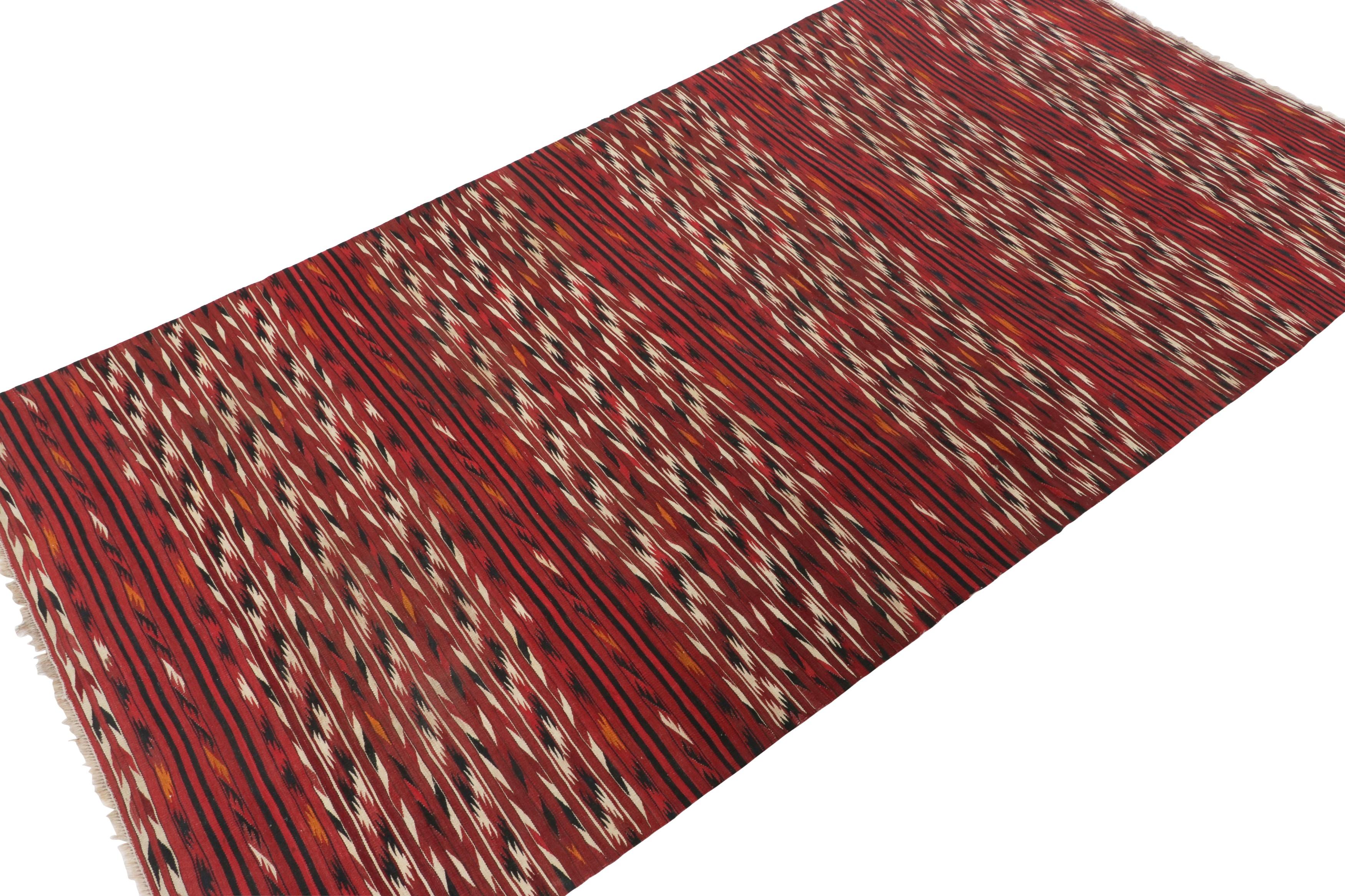 Antiker persischer Kilim-Läufer in Rot mit bunten gezackten Streifen - Rug & Kilim (Handgewebt) im Angebot