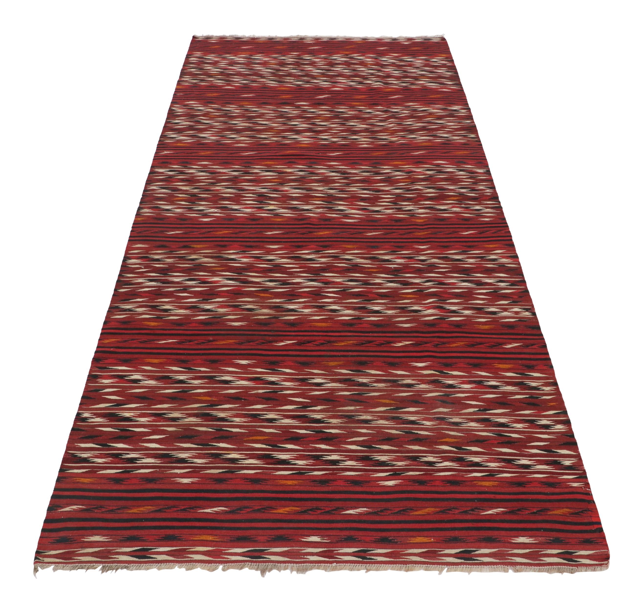 Antiker persischer Kilim-Läufer in Rot mit bunten gezackten Streifen - Rug & Kilim im Zustand „Gut“ im Angebot in Long Island City, NY