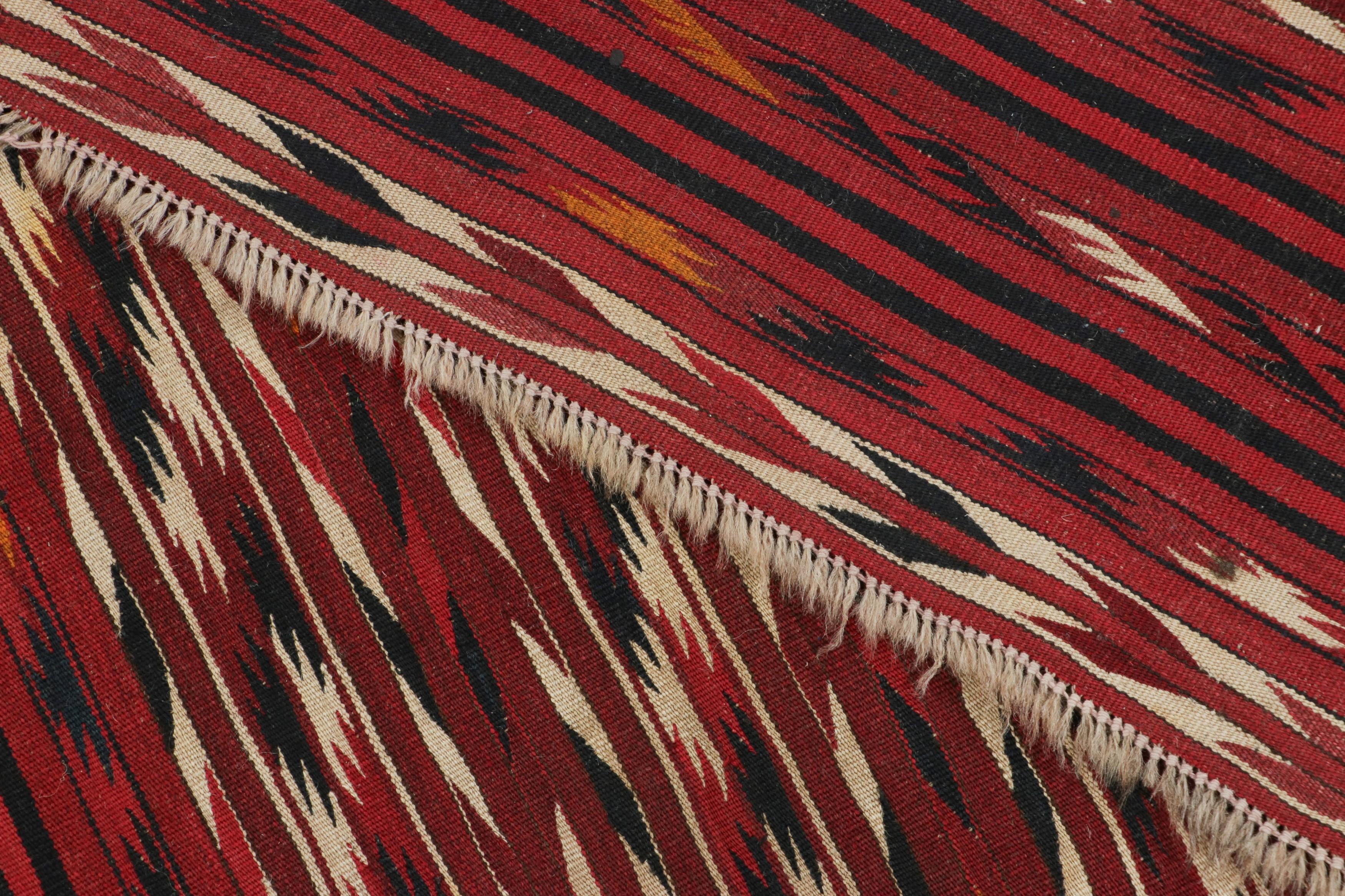 Antiker persischer Kilim-Läufer in Rot mit bunten gezackten Streifen - Rug & Kilim (Wolle) im Angebot
