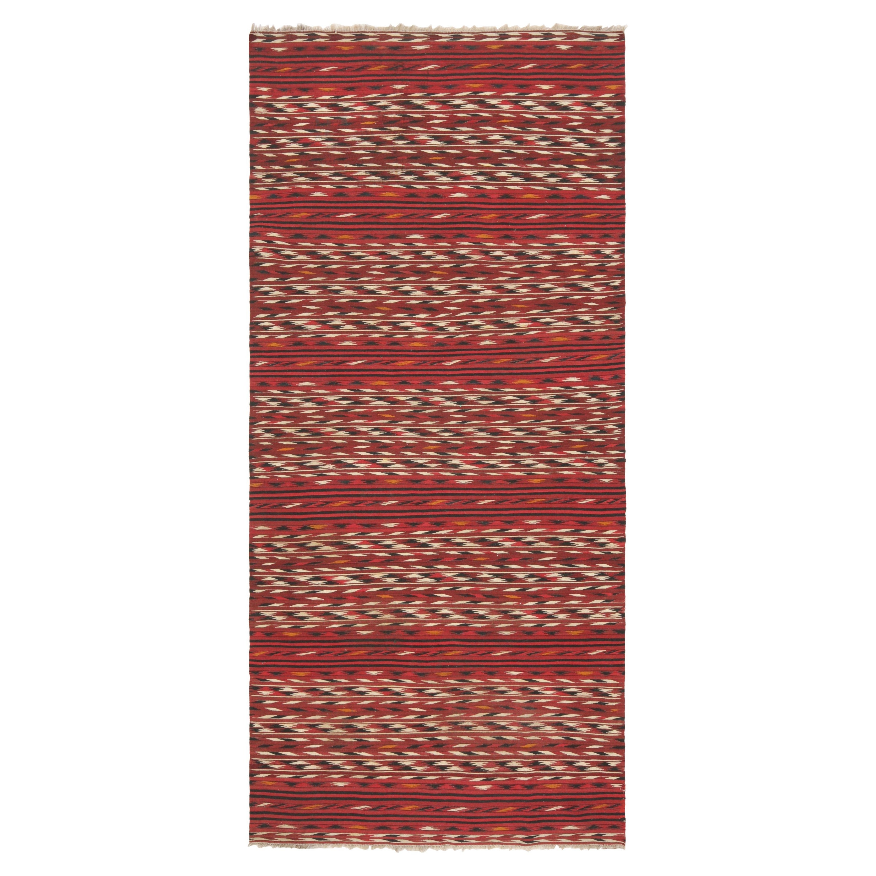 Antiker persischer Kilim-Läufer in Rot mit bunten gezackten Streifen - Rug & Kilim im Angebot