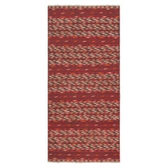 Antiker persischer Kilim-Läufer in Rot mit bunten gezackten Streifen - Rug & Kilim