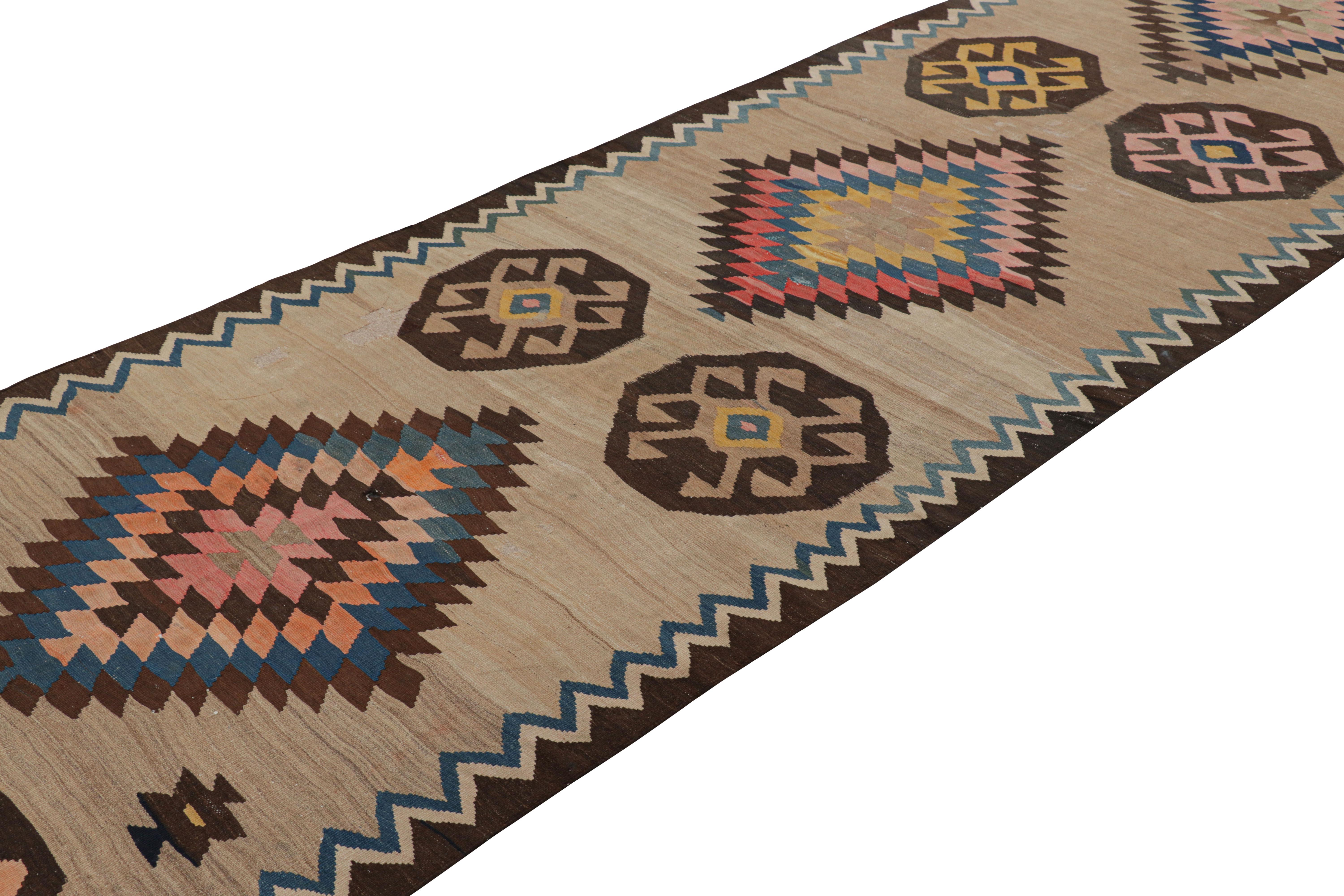 Tejido a mano en lana, este tejido plano vintage de 8x10 es un hallazgo particularmente emocionante y raro en la colección de kilims tejidos a panel de Rug & Kilim. 

Sobre el diseño: 

Tejido en paneles verticales, este tejido plano presenta cinco