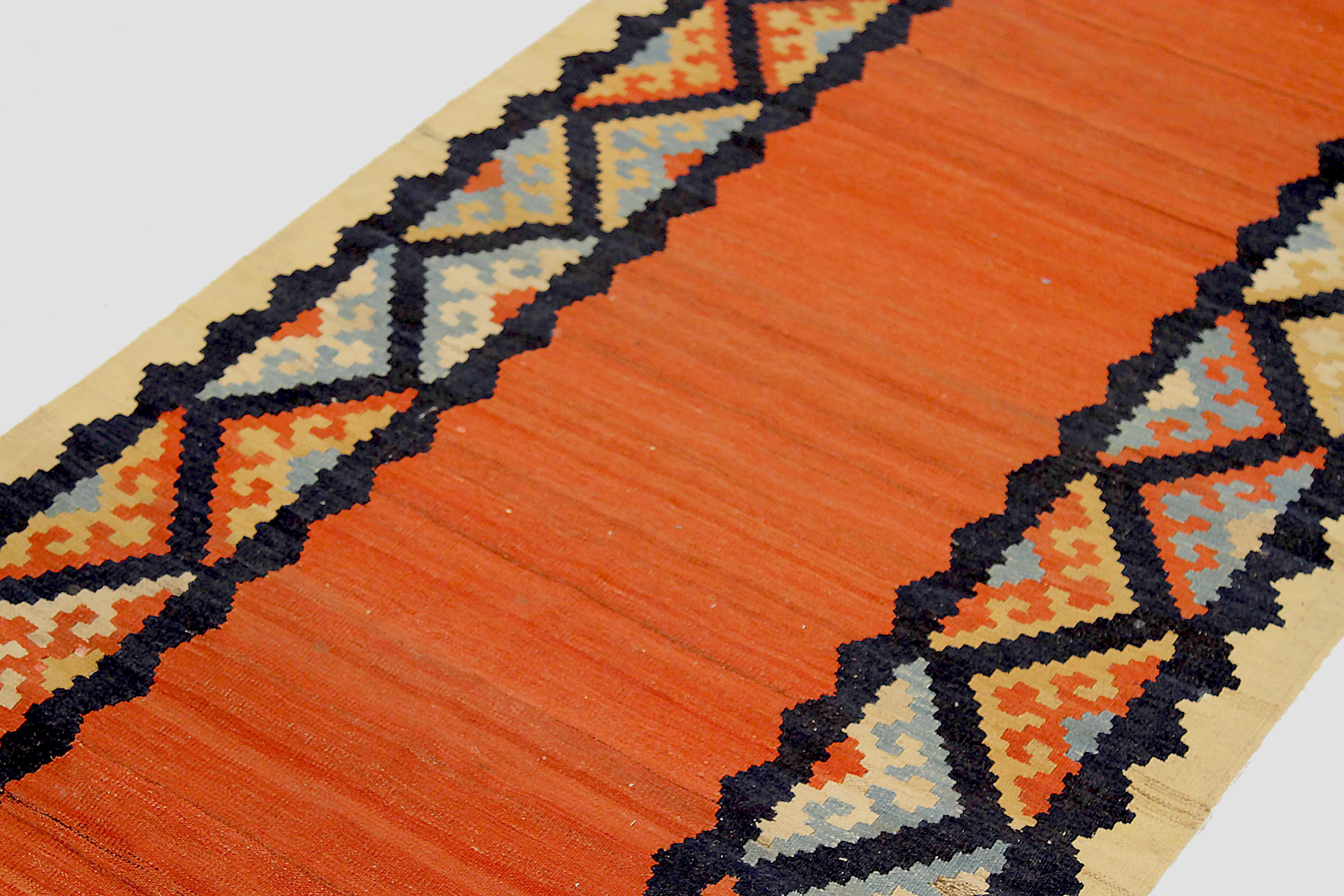 Antiker persischer Kelim-Läufer mit Stammesdetails auf rotem/orangefarbenem Feld (Persisch) im Angebot