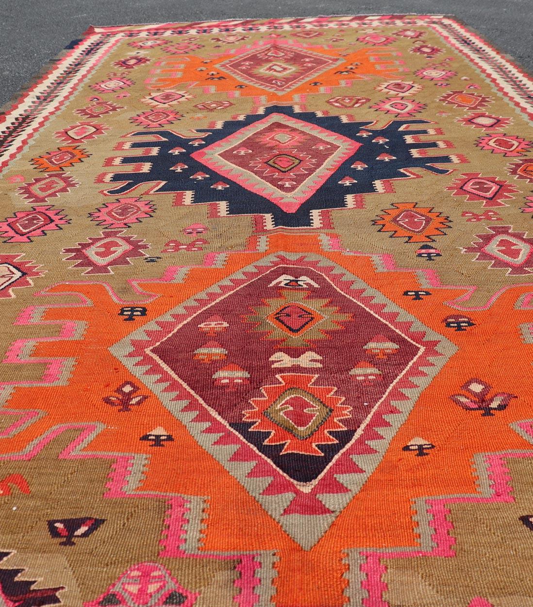 Antico kilim persiano con audaci medaglioni geometrici rossi e arancioni 5'3 x11 in vendita 2