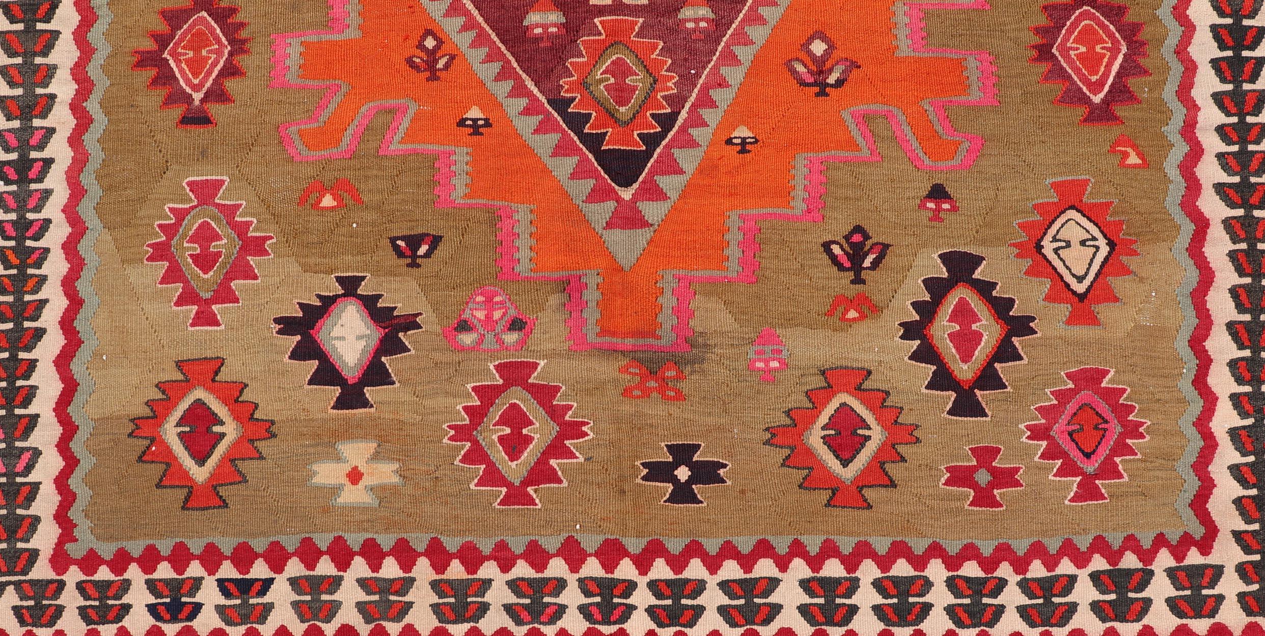 Antico kilim persiano con audaci medaglioni geometrici rossi e arancioni 5'3 x11 in vendita 3