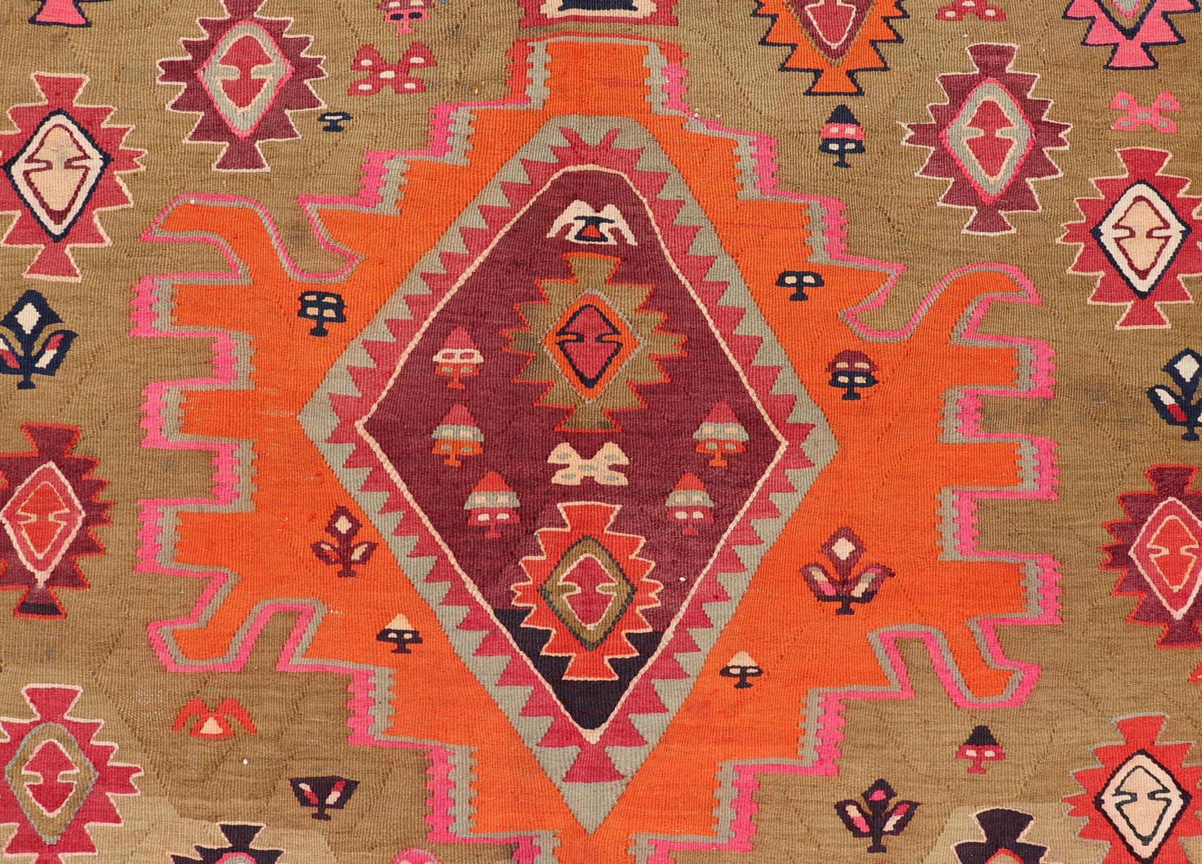 Antico kilim persiano con audaci medaglioni geometrici rossi e arancioni 5'3 x11 in vendita 4