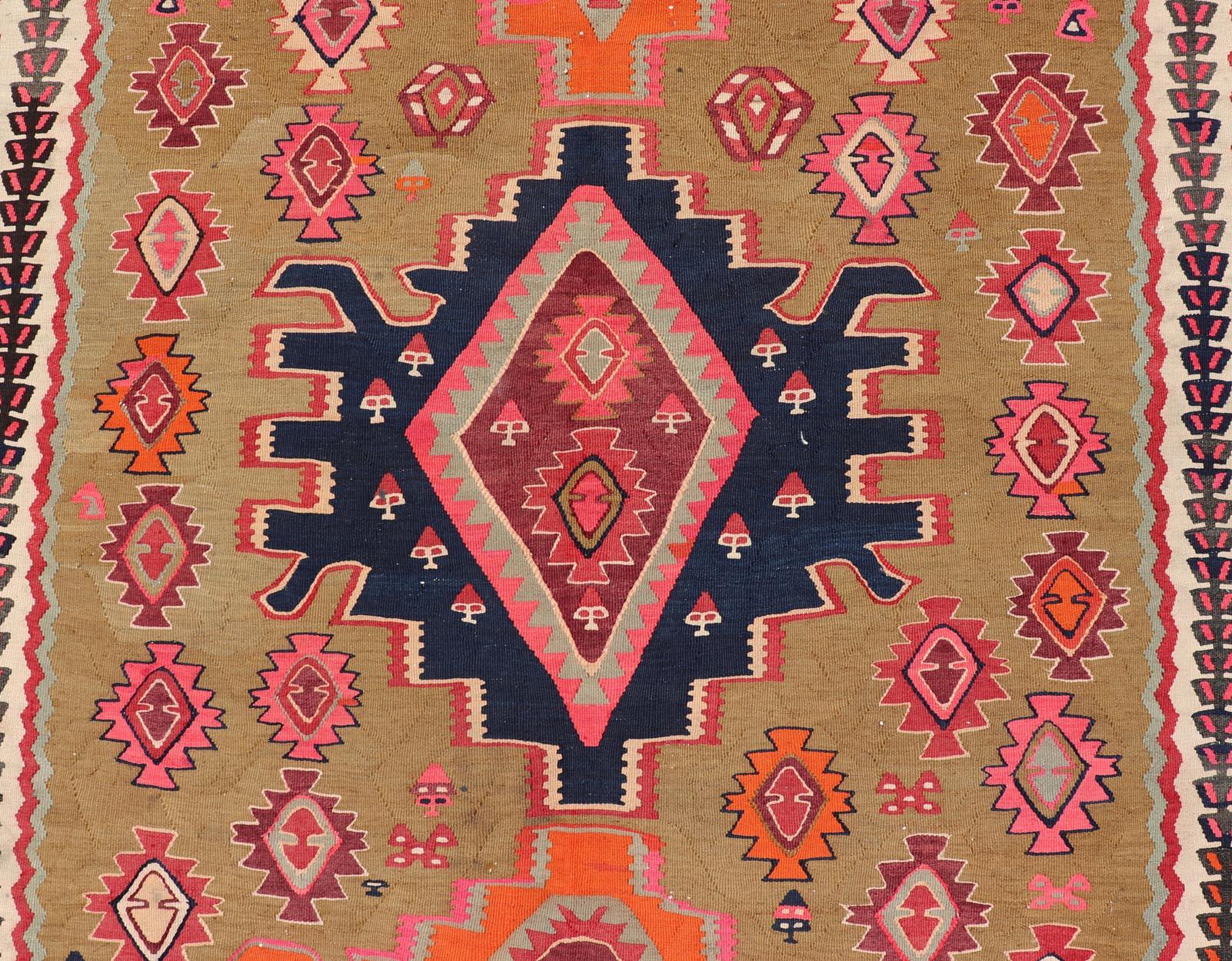 Antico kilim persiano con audaci medaglioni geometrici rossi e arancioni 5'3 x11 in vendita 5