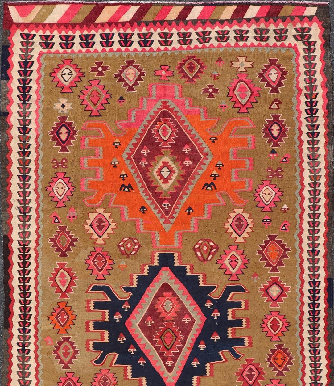 Kilim Antico kilim persiano con audaci medaglioni geometrici rossi e arancioni 5'3 x11 in vendita