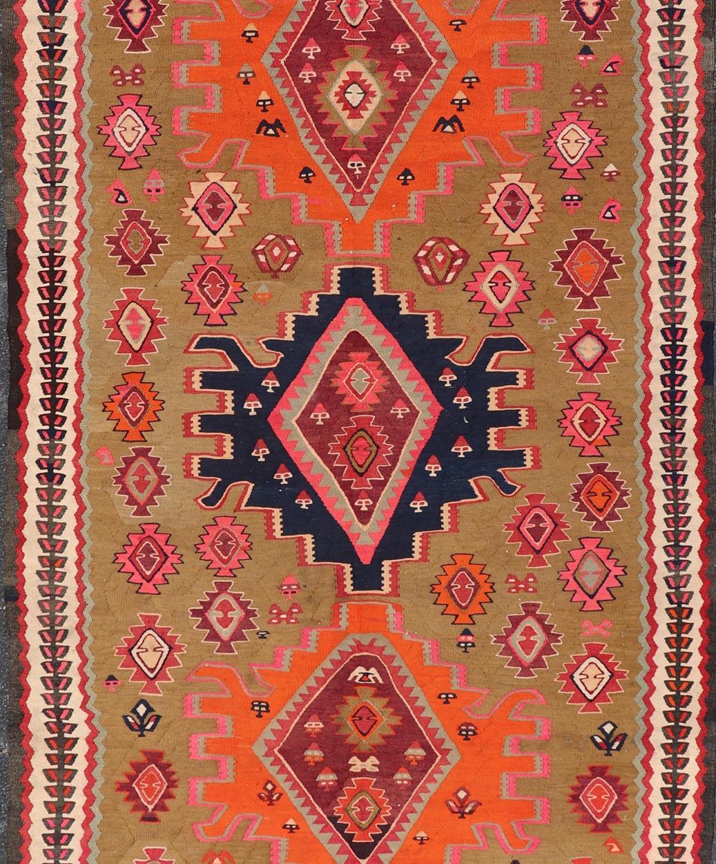 Persiano Antico kilim persiano con audaci medaglioni geometrici rossi e arancioni 5'3 x11 in vendita