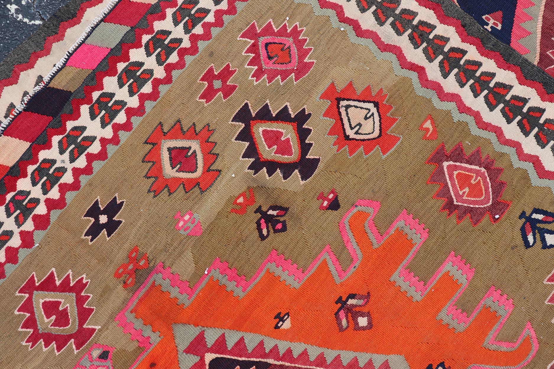 Antico kilim persiano con audaci medaglioni geometrici rossi e arancioni 5'3 x11 In condizioni buone in vendita a Atlanta, GA