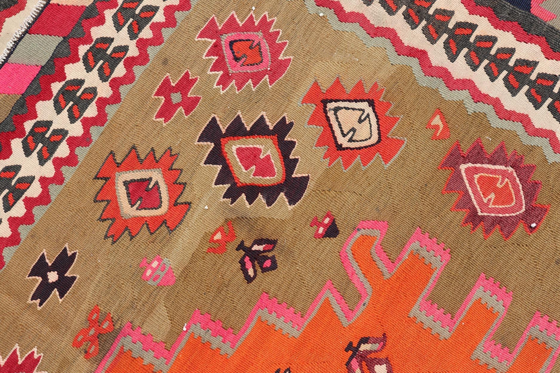 XX secolo Antico kilim persiano con audaci medaglioni geometrici rossi e arancioni 5'3 x11 in vendita