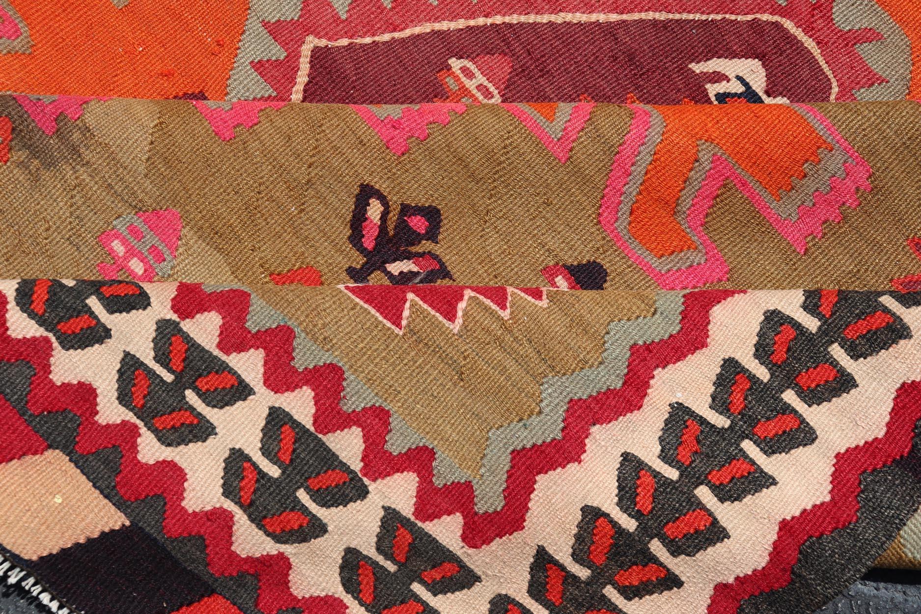Lana Antico kilim persiano con audaci medaglioni geometrici rossi e arancioni 5'3 x11 in vendita