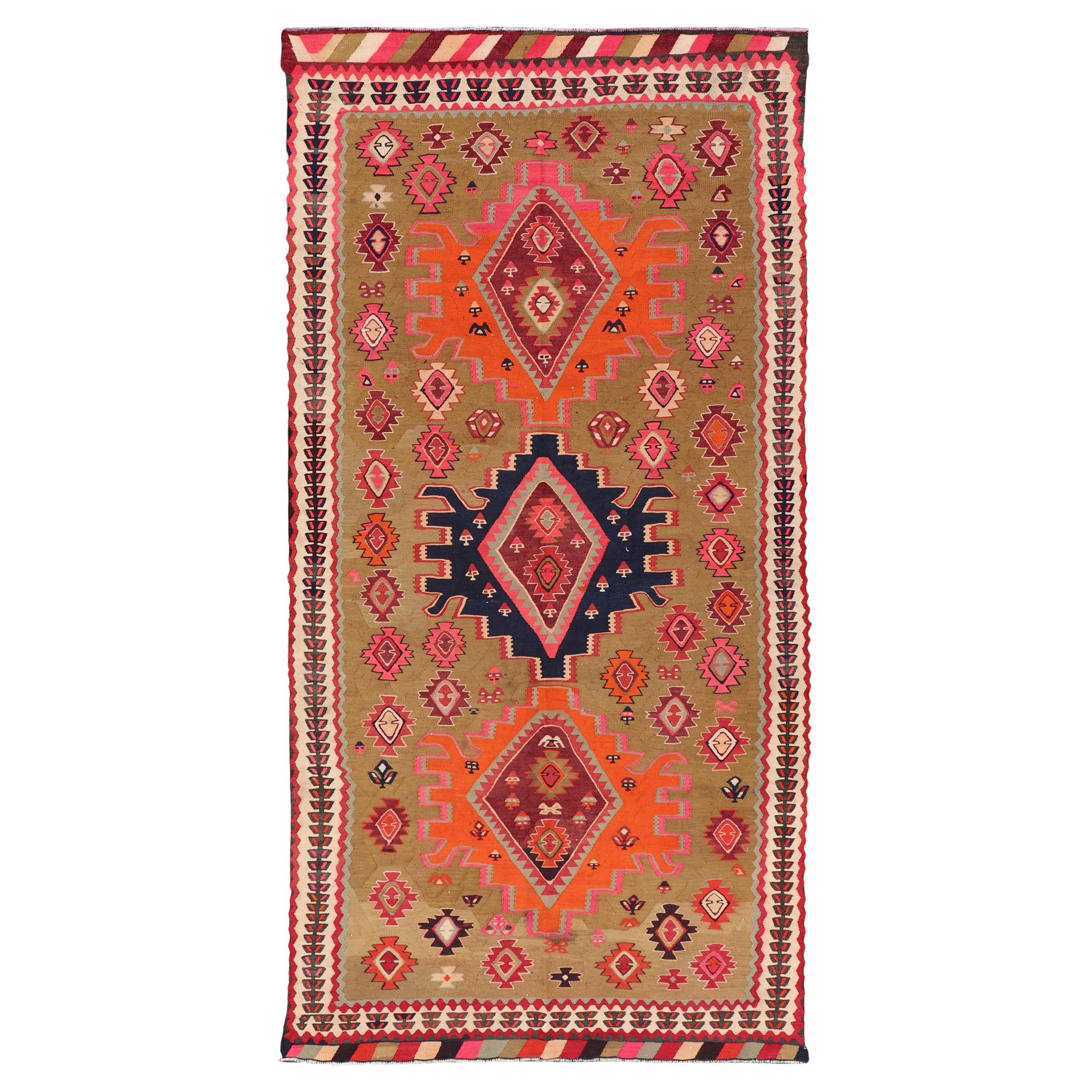 Antico kilim persiano con audaci medaglioni geometrici rossi e arancioni 5'3 x11 in vendita