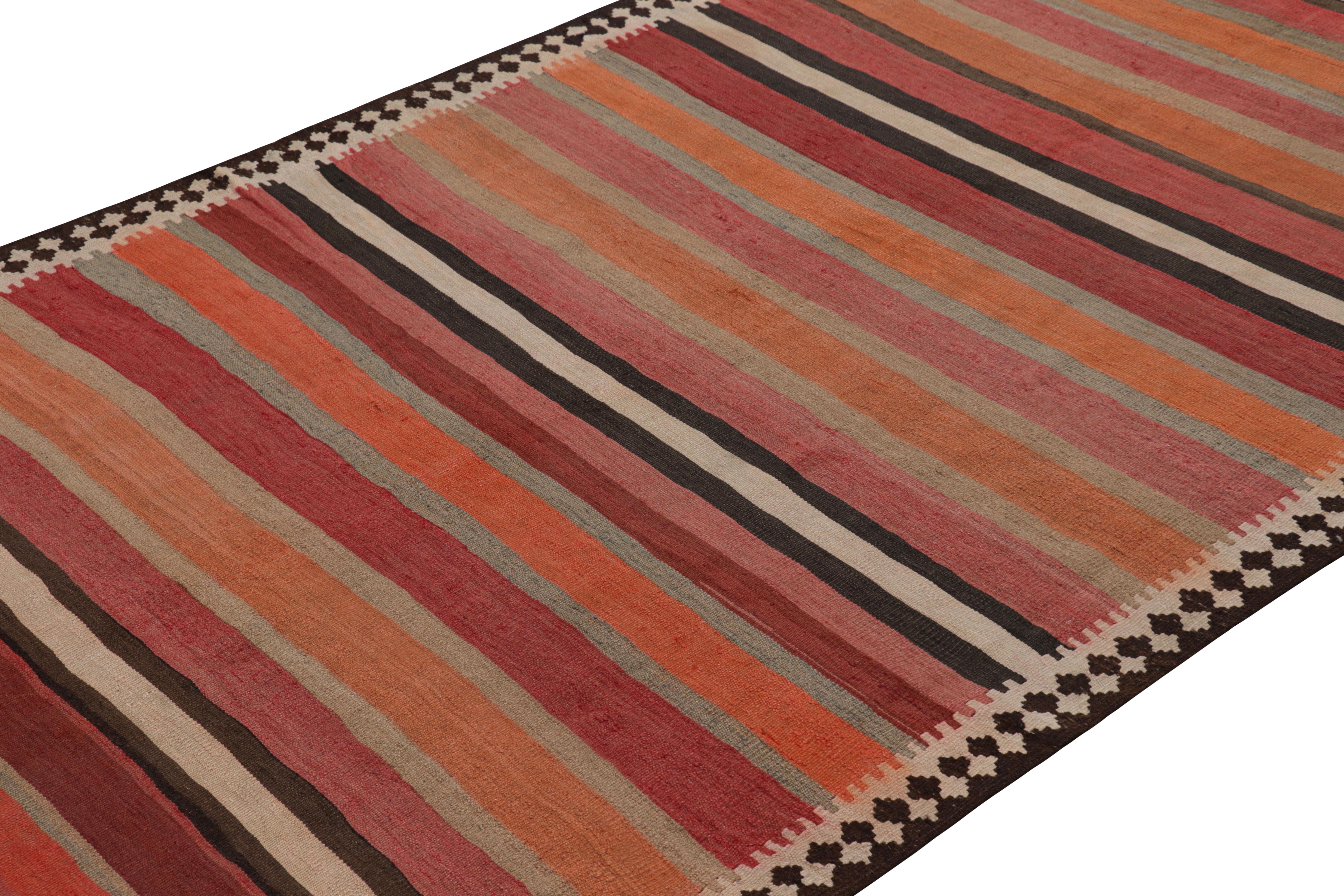 Dieser handgewebte, antike Kelim im Format 5x10 ist die neueste Ergänzung der begehrten Kilim & Flachgewebe-Kollektion von Rug & Kilim.  

Über das Design: 

Dieser antike Teppich besticht durch ein elegantes Spiel aus vielen warmen und satten