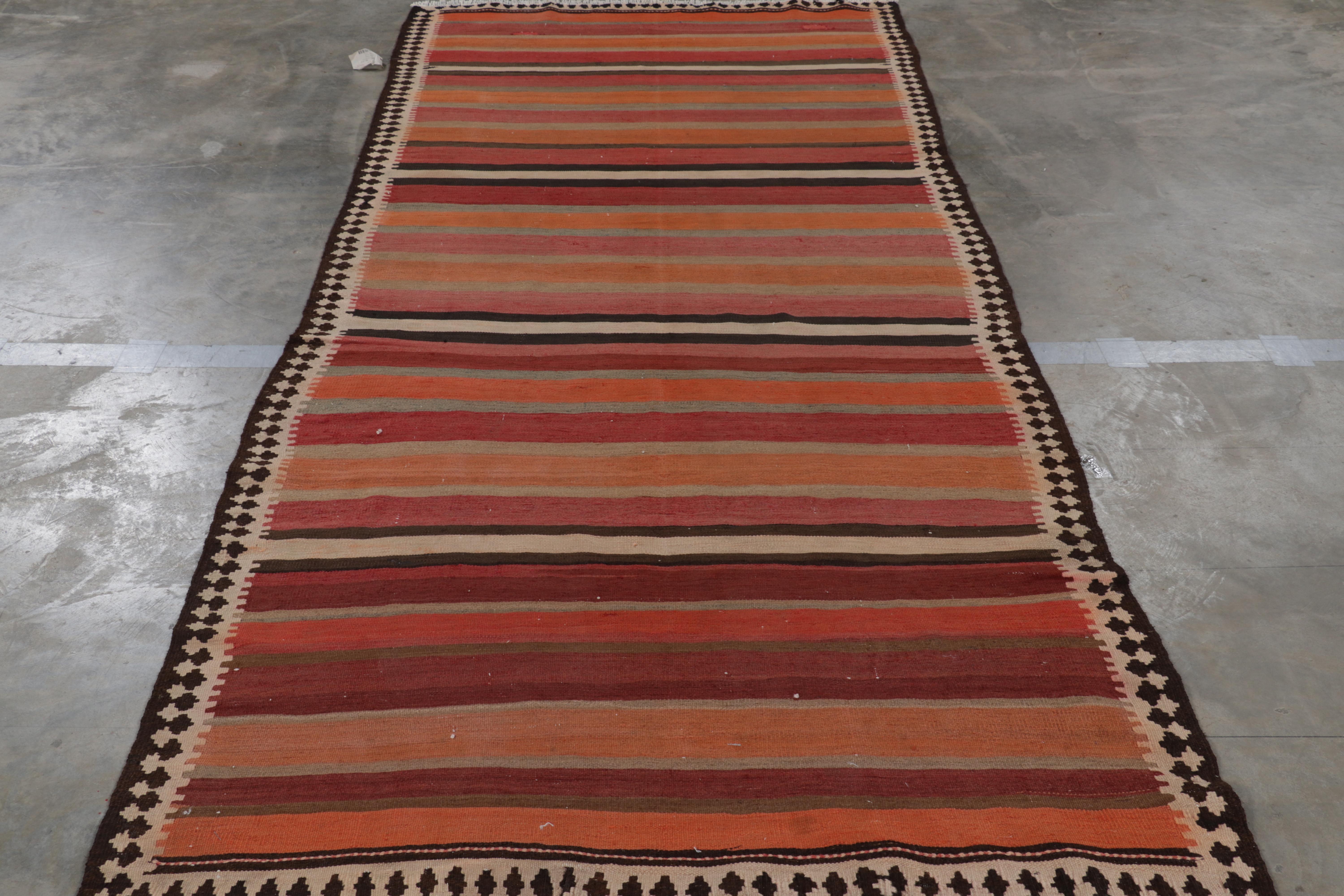 Dieser handgewebte, antike Kelim im Format 5x10 ist die neueste Ergänzung der begehrten Kilim & Flachgewebe-Kollektion von Rug & Kilim.  

Über das Design: 

Dieser antike Teppich besticht durch ein elegantes Spiel aus vielen warmen und satten