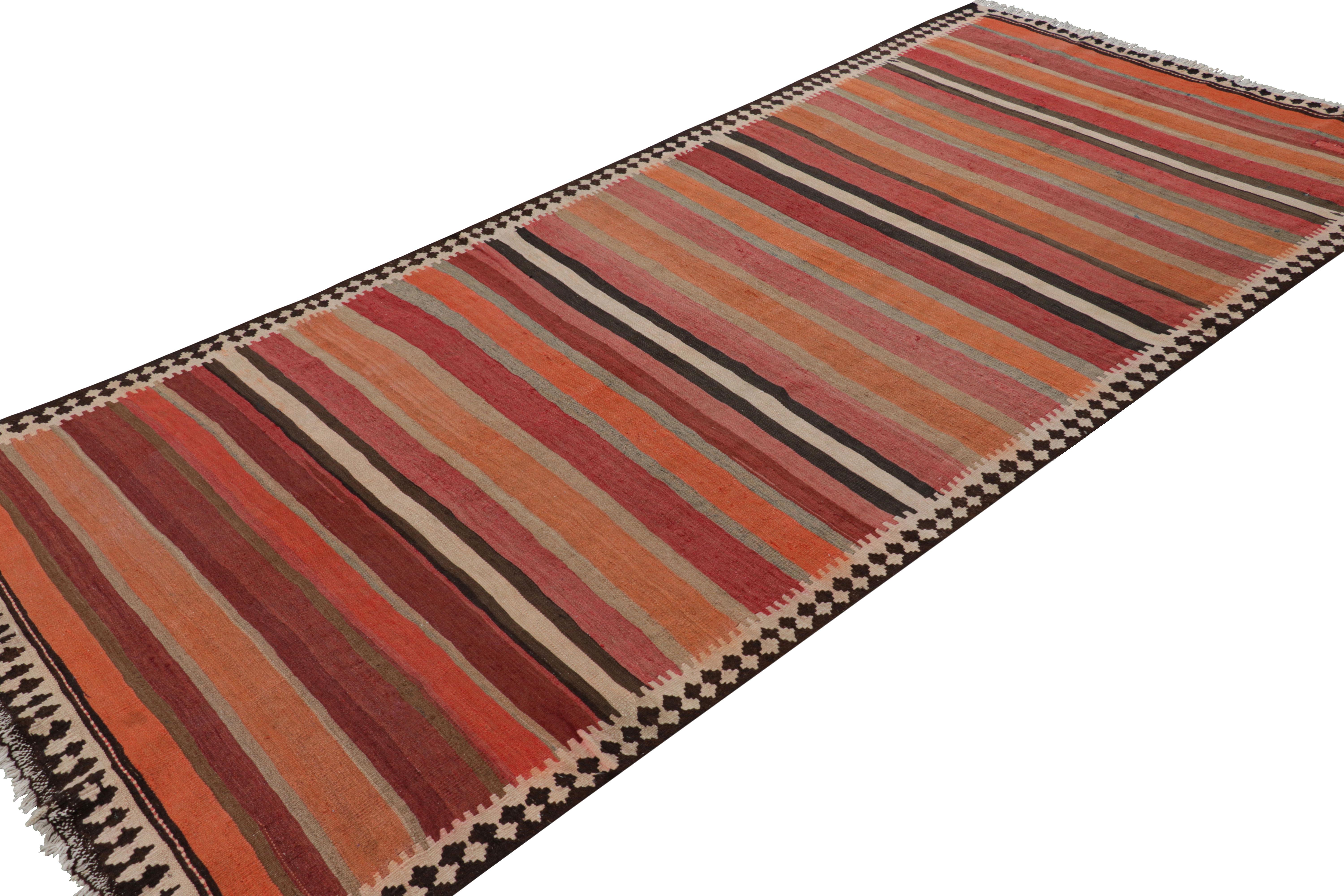 Antiker persischer Kelim mit mehrfarbigen Streifen  Rug & Kilim  Rug & Kilim Website im Zustand „Gut“ im Angebot in Long Island City, NY