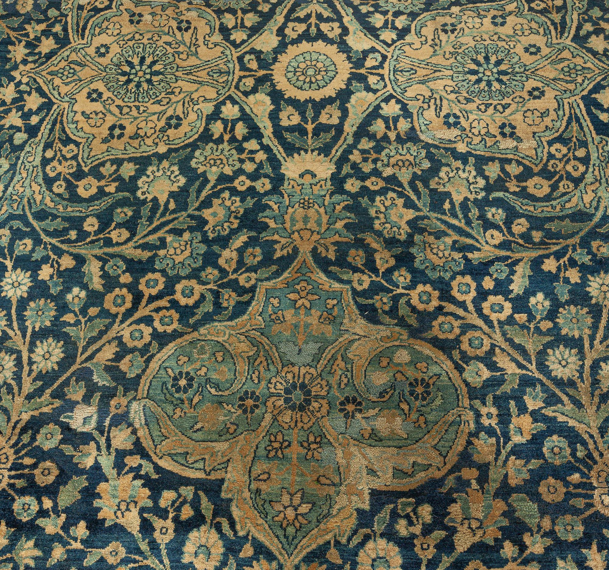 Doris Leslie Blau Alfombra Persa Antigua Kirman Botanic Tamaño Ajustado Anudado a mano en venta