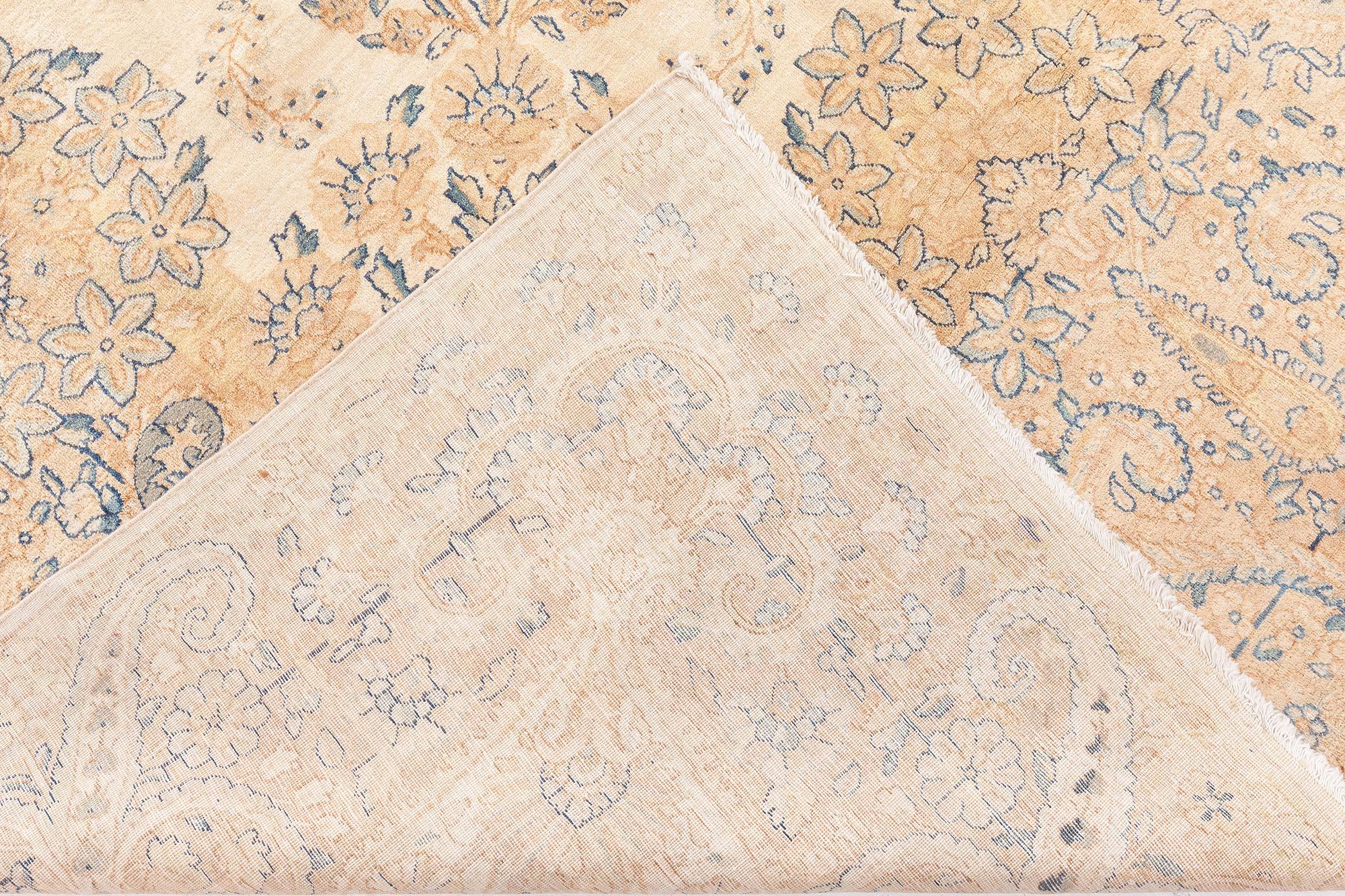 Antiker persischer Kirman-Kamelien-Handgefertigter Wollteppich im Angebot 8
