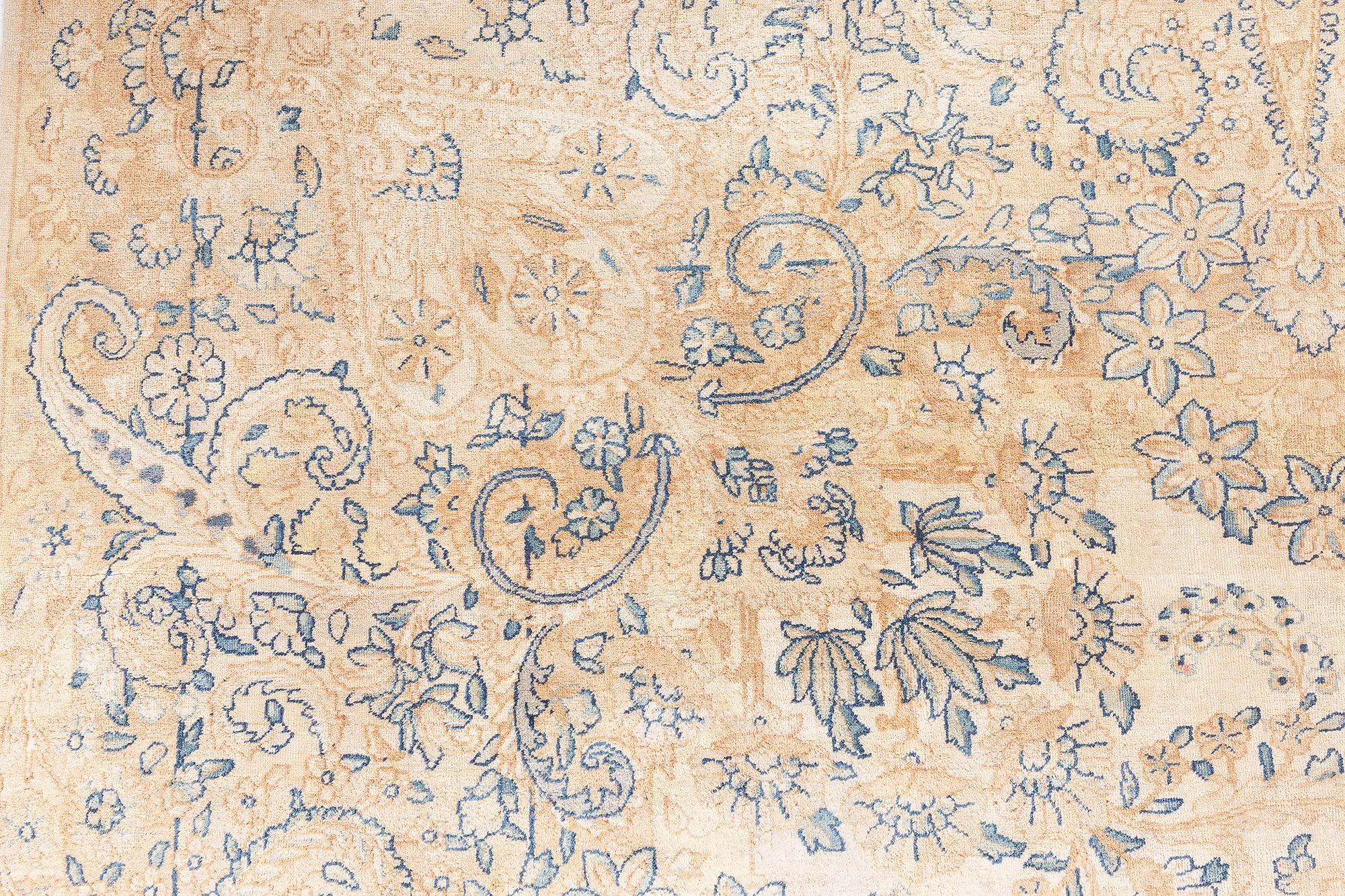 Tappeto antico persiano Kirman Camel in lana fatto a mano In condizioni buone in vendita a New York, NY