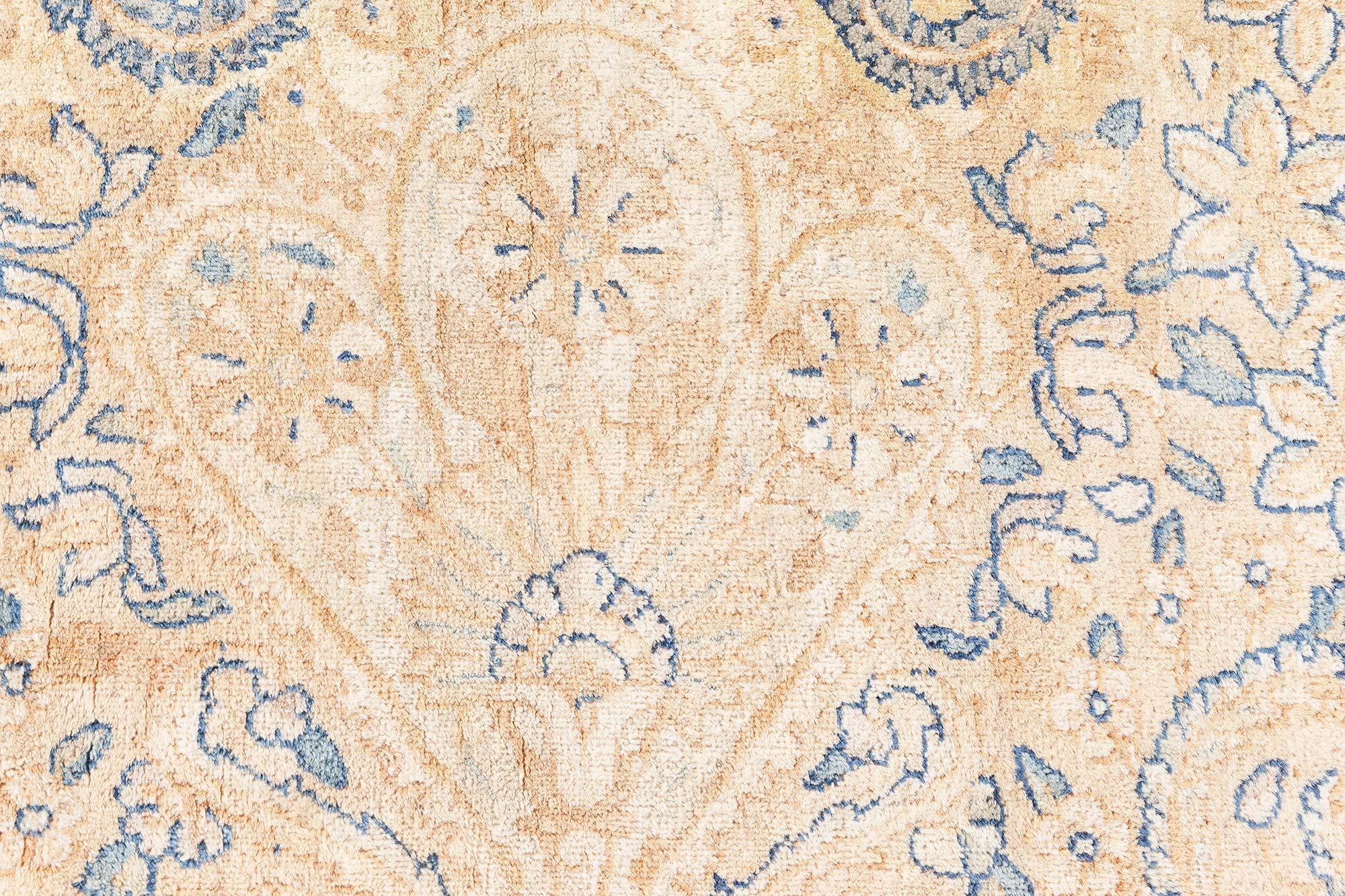 Antiker persischer Kirman-Kamelien-Handgefertigter Wollteppich (20. Jahrhundert) im Angebot