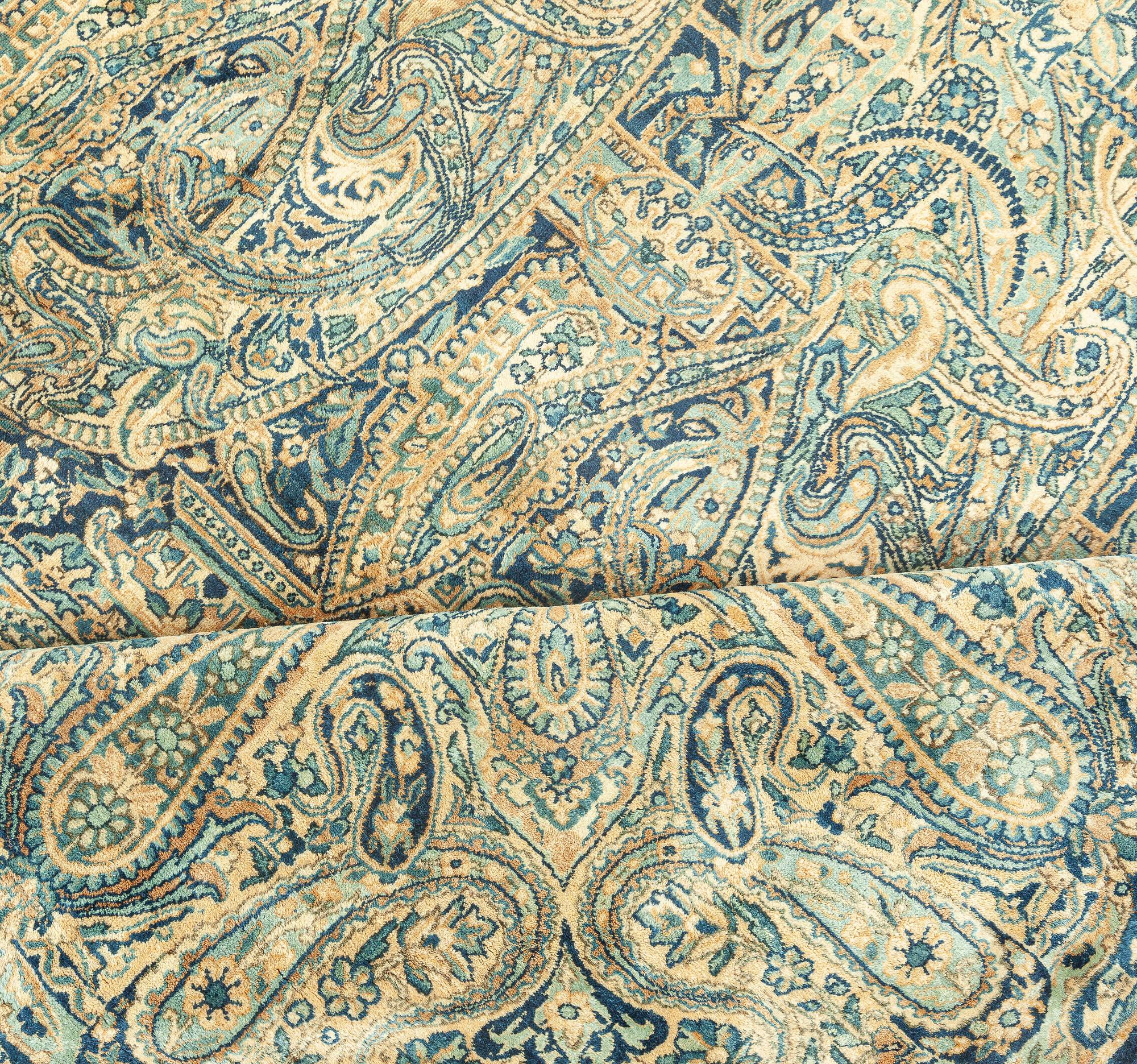 Antiker persischer Kirman Teppich aus handgefertigter Wolle mit Blumenmuster
Ein antiker Kirman (Kerman)-Teppich aus Persien aus dem frühen 20. Jahrhundert, schwarzes Feld mit einem sehr dichten Arabesken-, Boteh-, Vasen- und Blumenkopfgitter in