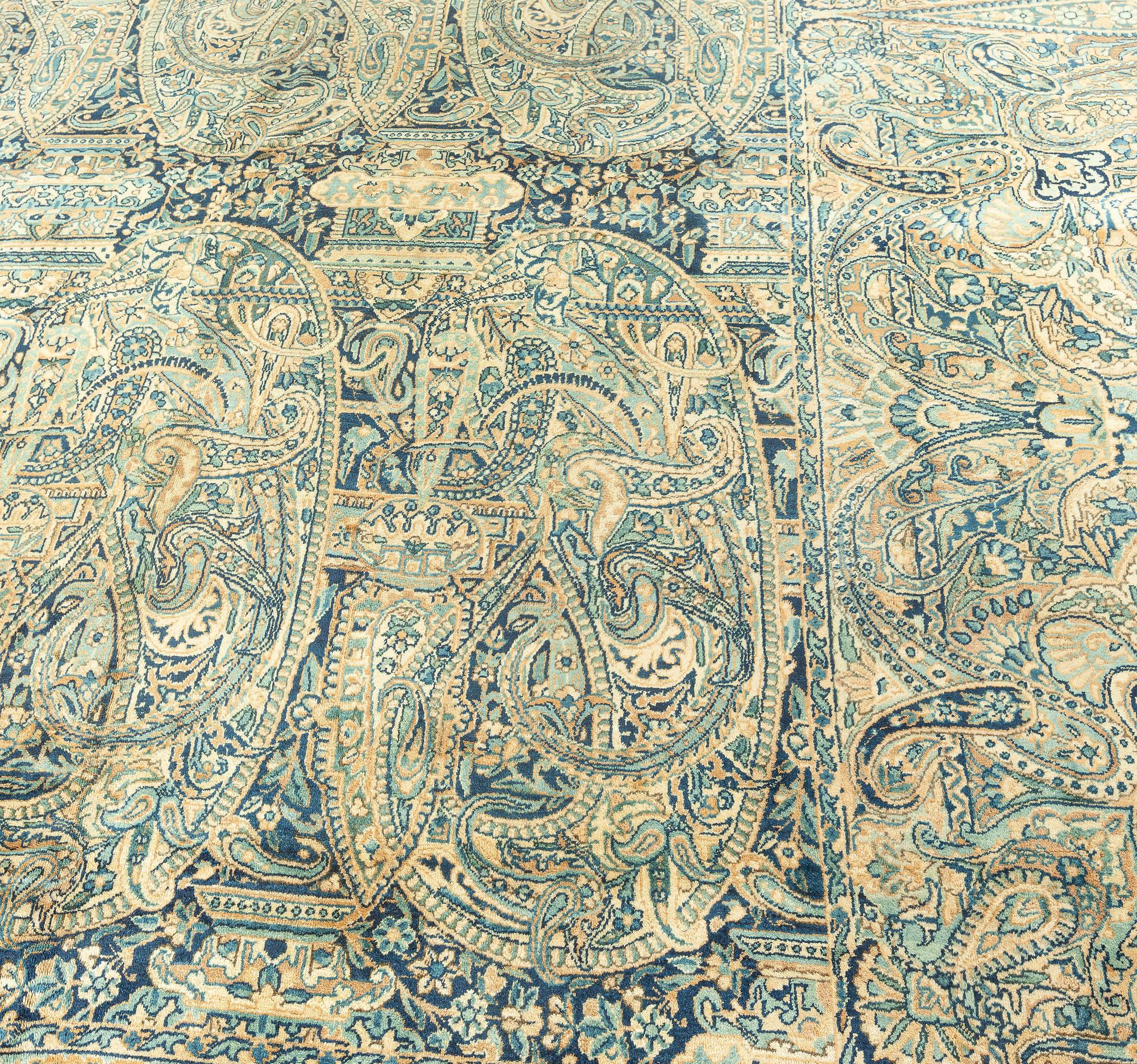 Antiker persischer Kirman-Blumenteppich aus handgefertigter Wolle (Persisch) im Angebot
