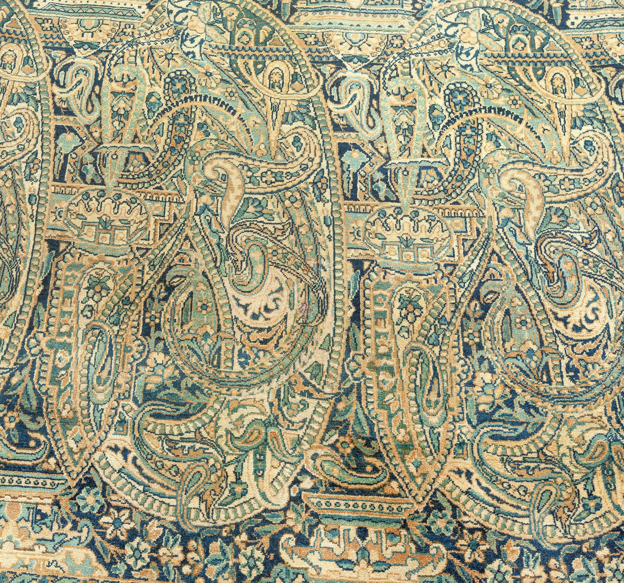 Antiker persischer Kirman-Blumenteppich aus handgefertigter Wolle (Handgewebt) im Angebot