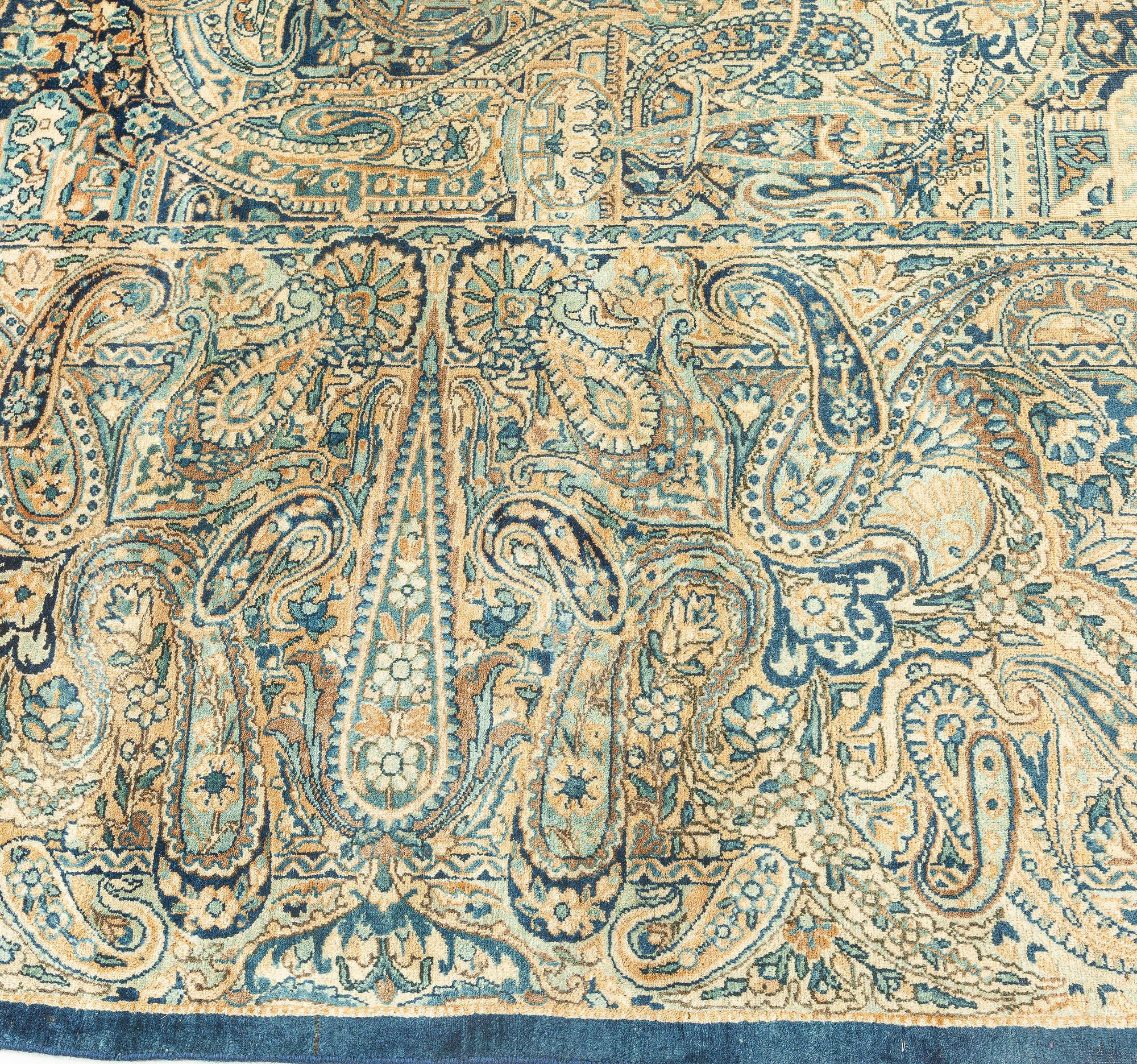 Antiker persischer Kirman-Blumenteppich aus handgefertigter Wolle (20. Jahrhundert) im Angebot