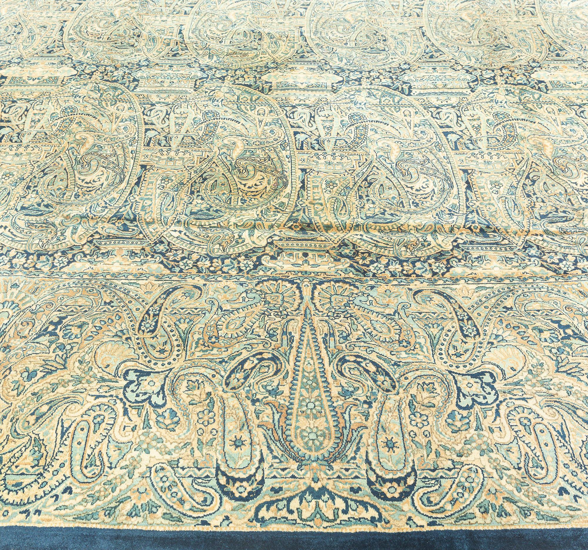 Antiker persischer Kirman-Blumenteppich aus handgefertigter Wolle im Angebot 1