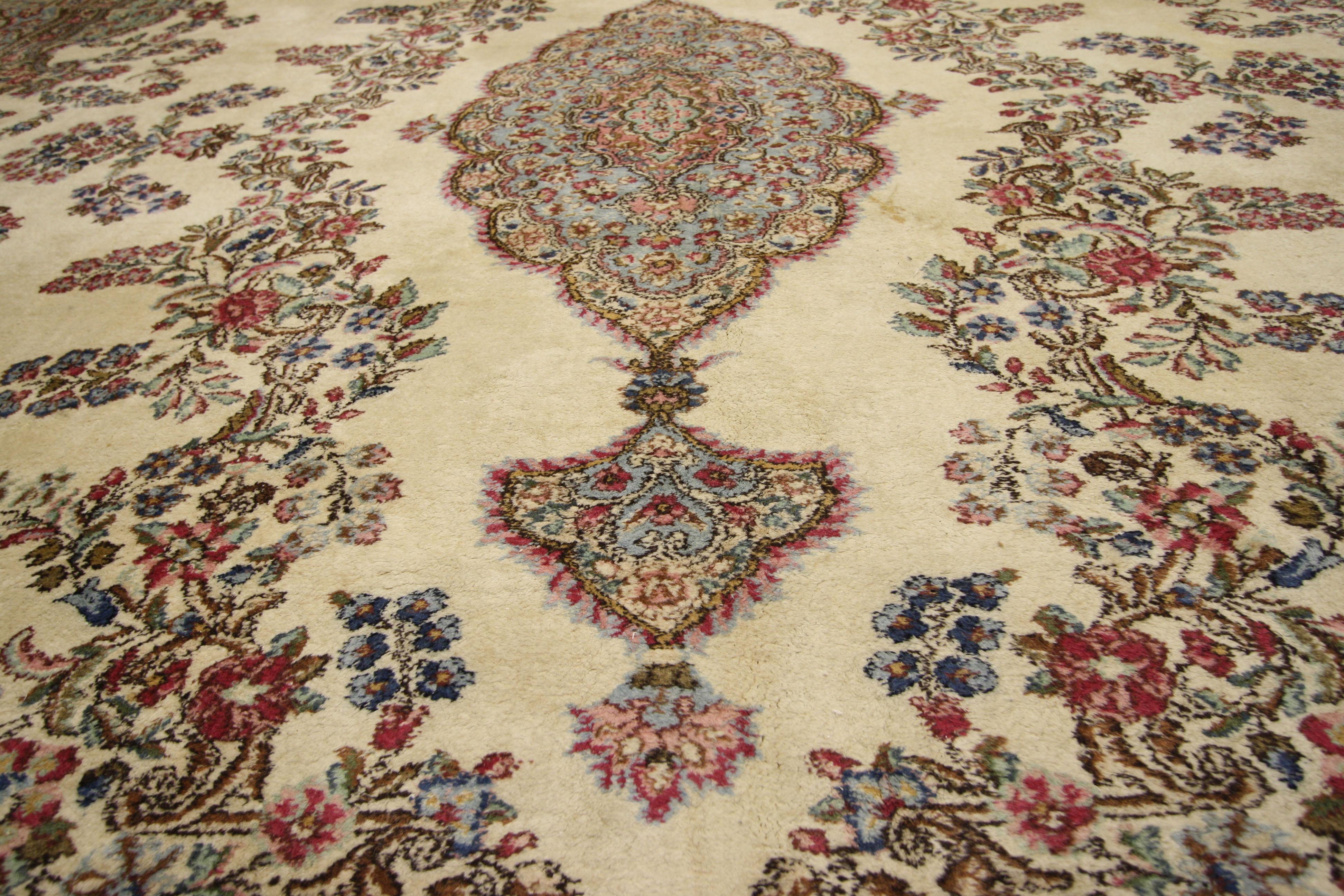 Antiker persischer Kerman-Teppich in Übergröße mit romantischem französischem Provinzstil (20. Jahrhundert) im Angebot