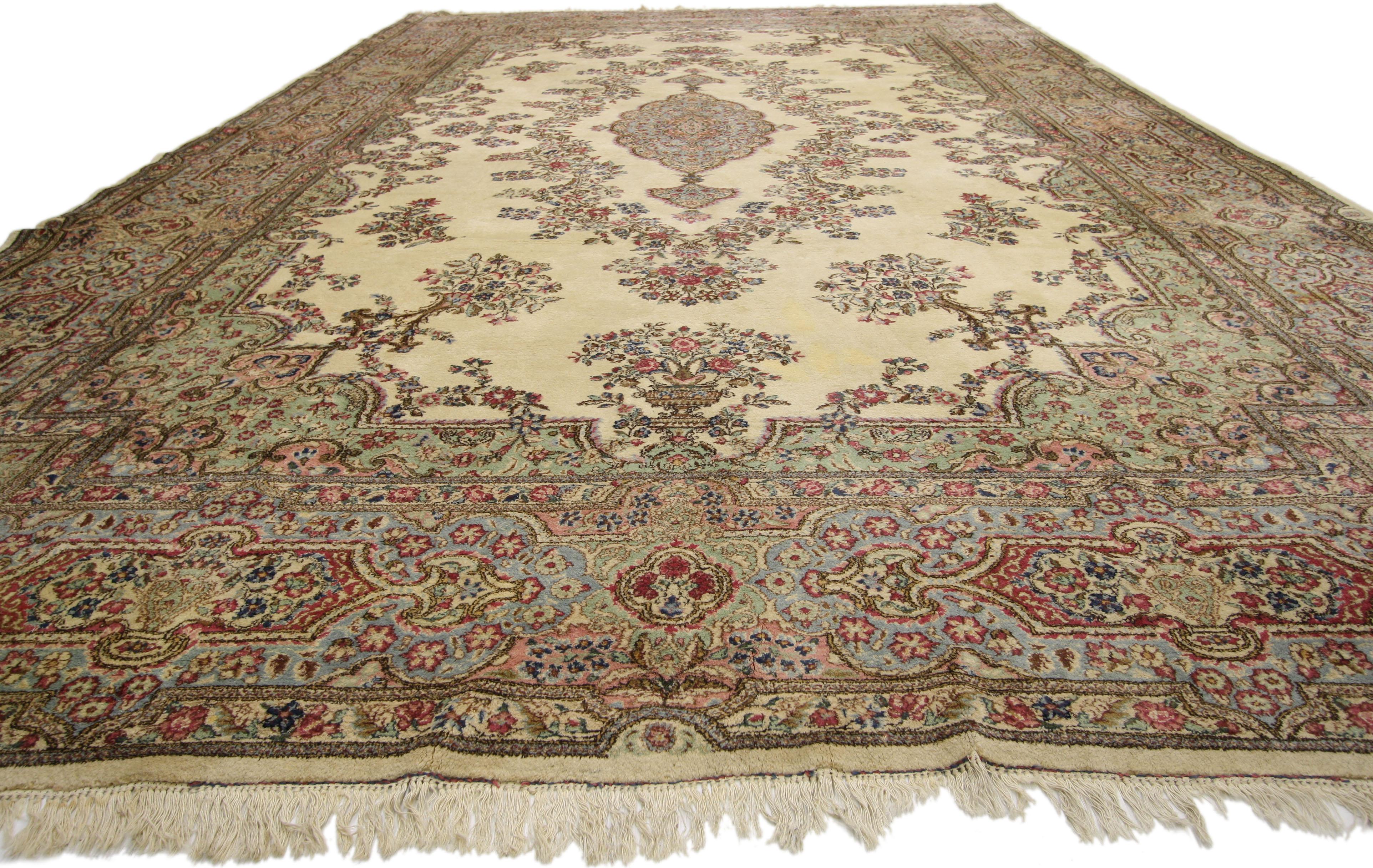 Antiker persischer Kerman-Teppich in Übergröße mit romantischem französischem Provinzstil (Handgeknüpft) im Angebot
