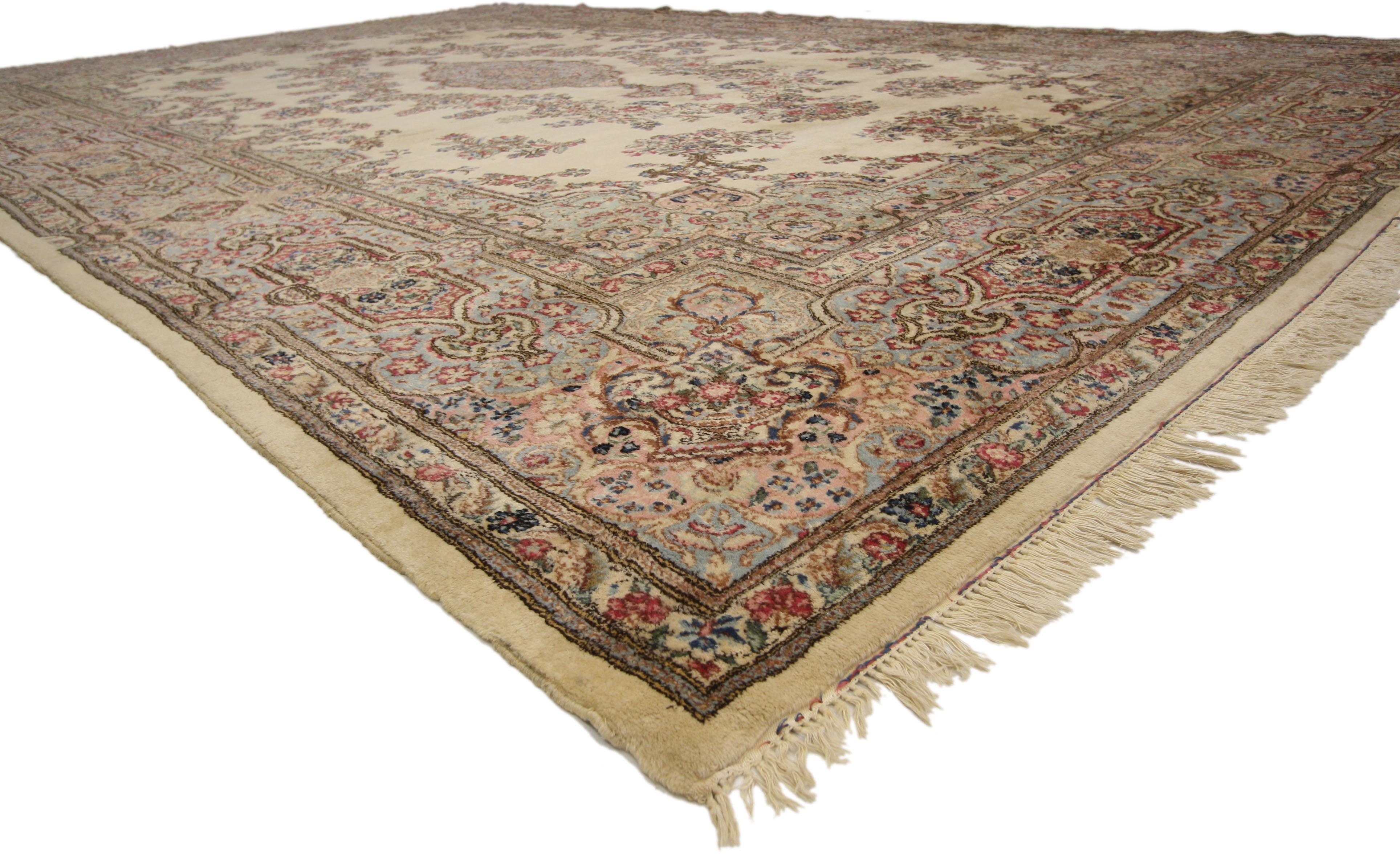 Antiker persischer Kerman-Teppich in Übergröße mit romantischem französischem Provinzstil (Französische Provence) im Angebot