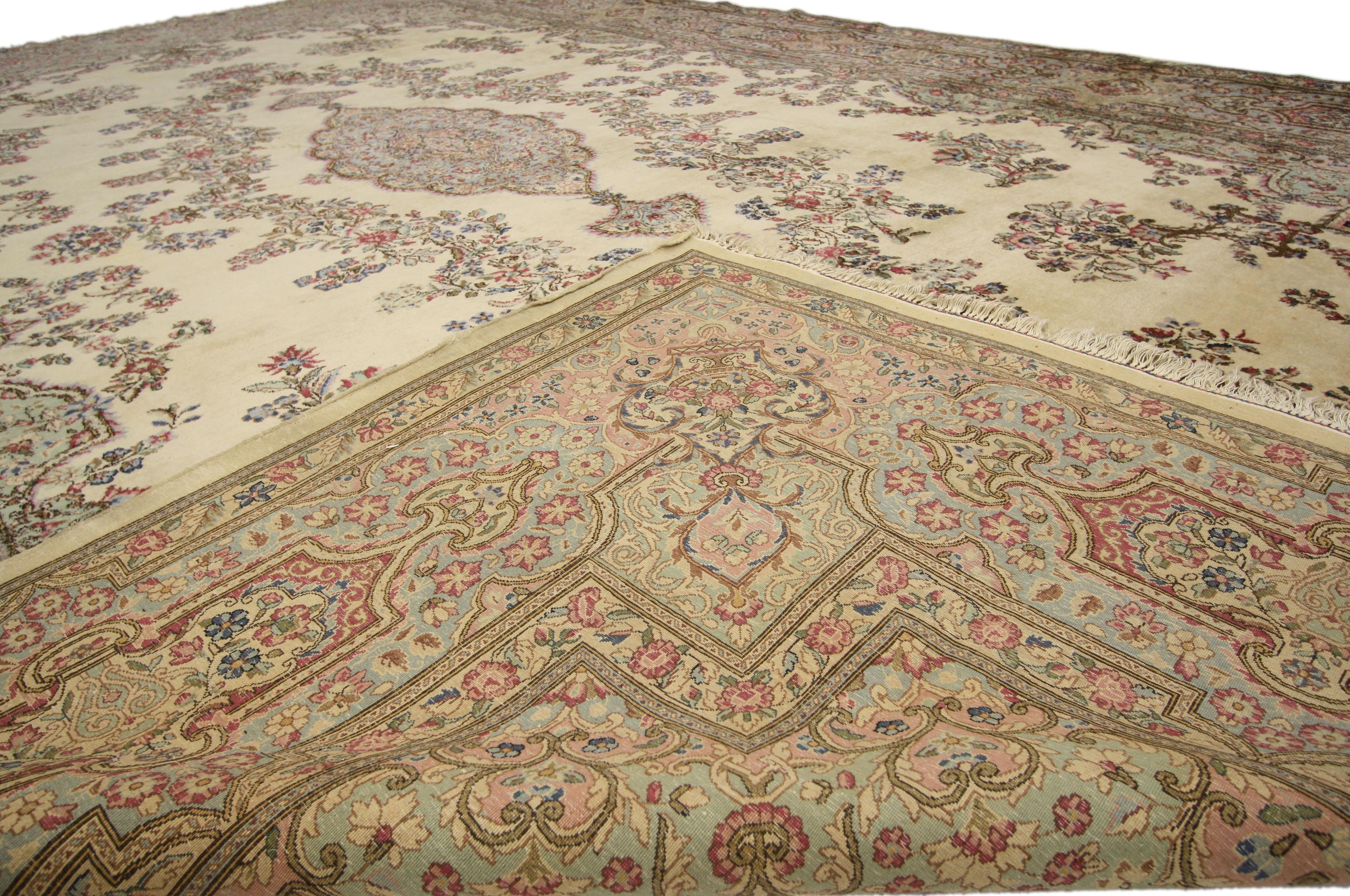 Antiker persischer Kerman-Teppich in Übergröße mit romantischem französischem Provinzstil im Angebot 1
