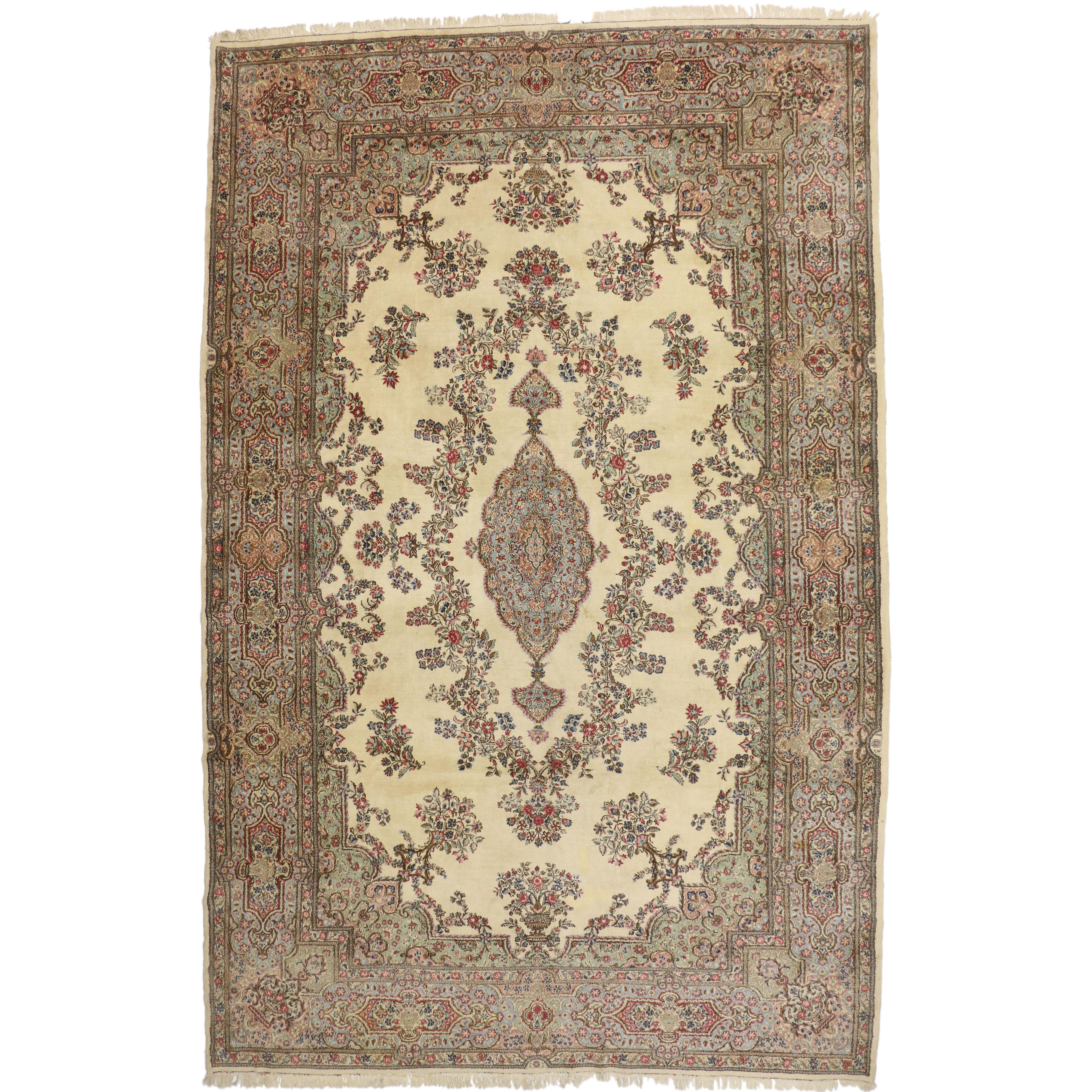 Antiker persischer Kerman-Teppich in Übergröße mit romantischem französischem Provinzstil im Angebot